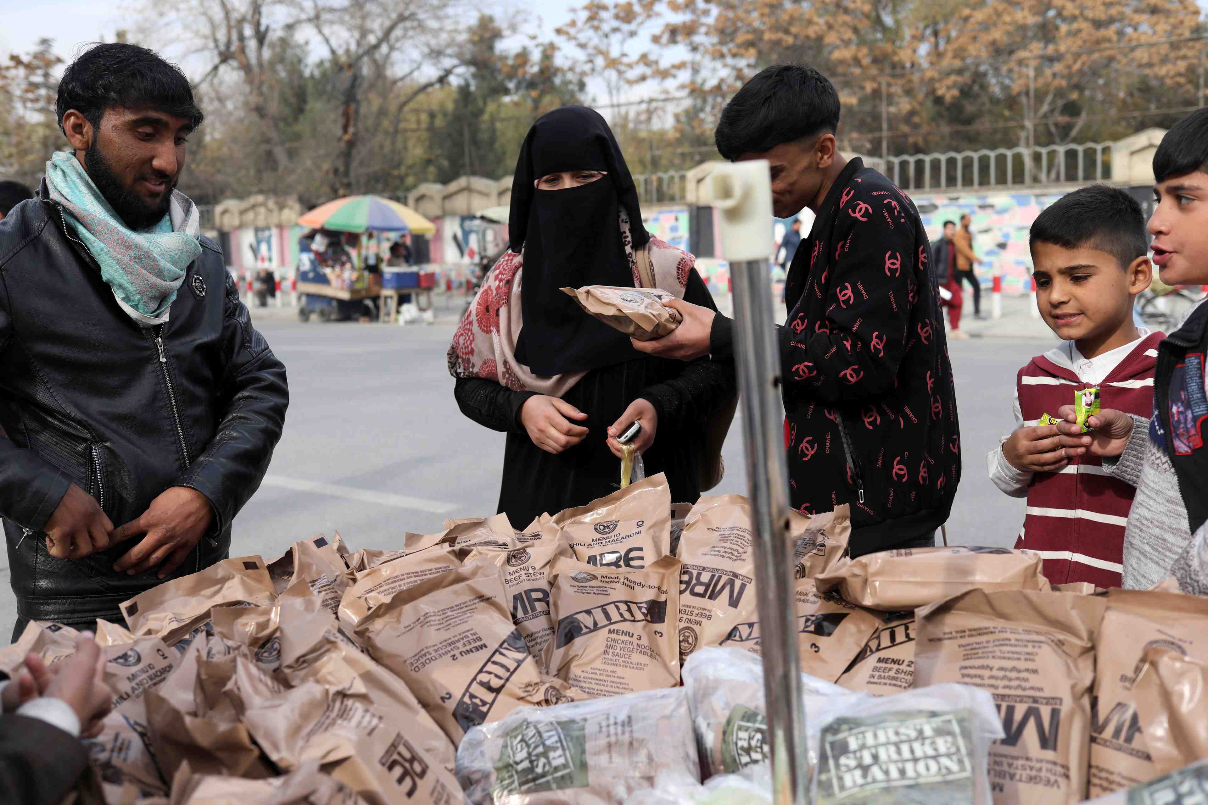 La banque mondiale favorable a l'utilisation de 280 millions de dollars de fonds geles pour venir en aide a l'afghanistan