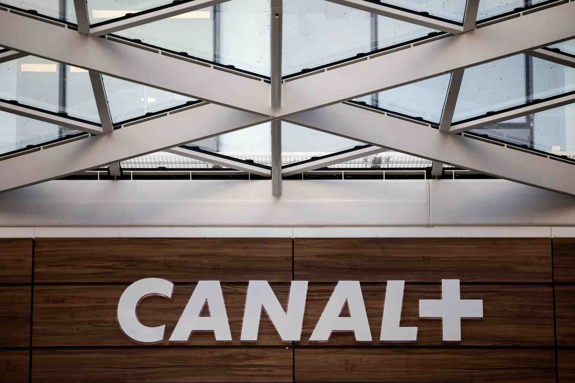 Le logo de canal plus a l'exterieur d'un batiment a issy-les-moulineaux pres de paris, france