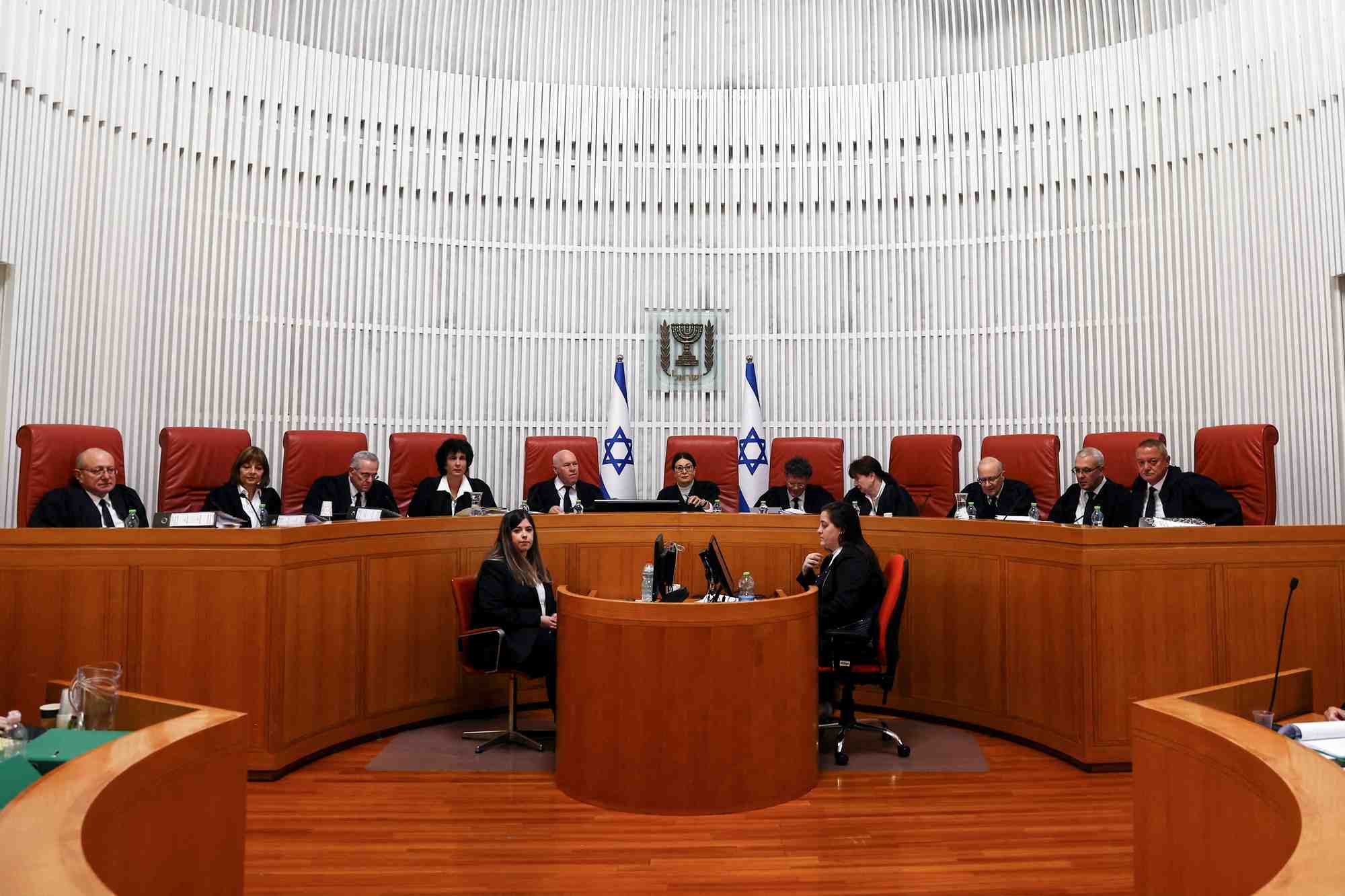 Photo d'archives: la juge en chef esther hayut et ses collegues juges de la cour supreme israelienne a la haute cour de jerusalem