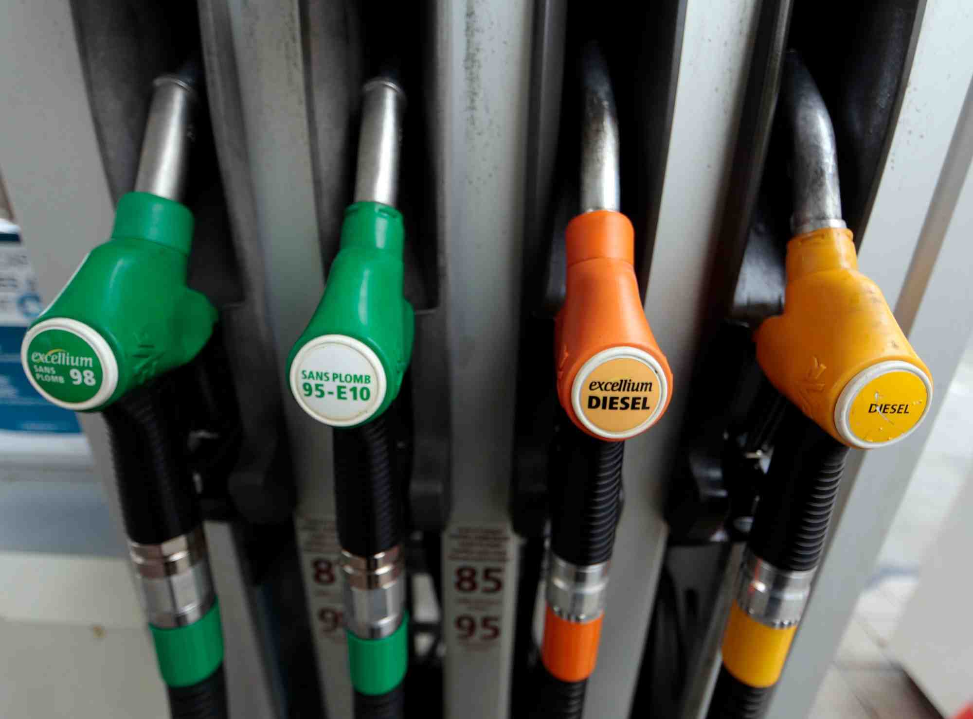 Des pistolets a essence dans une station-service a nice