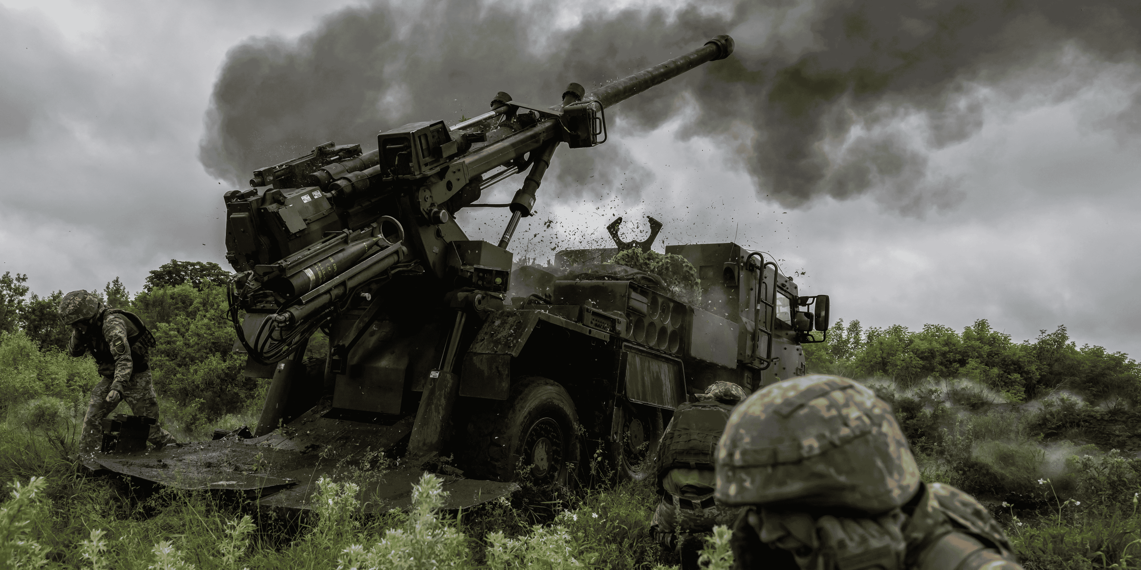 Des soldats ukrainiens tirent un obusier cesar vers des positions russes, pres d'avdiivka en ukraine