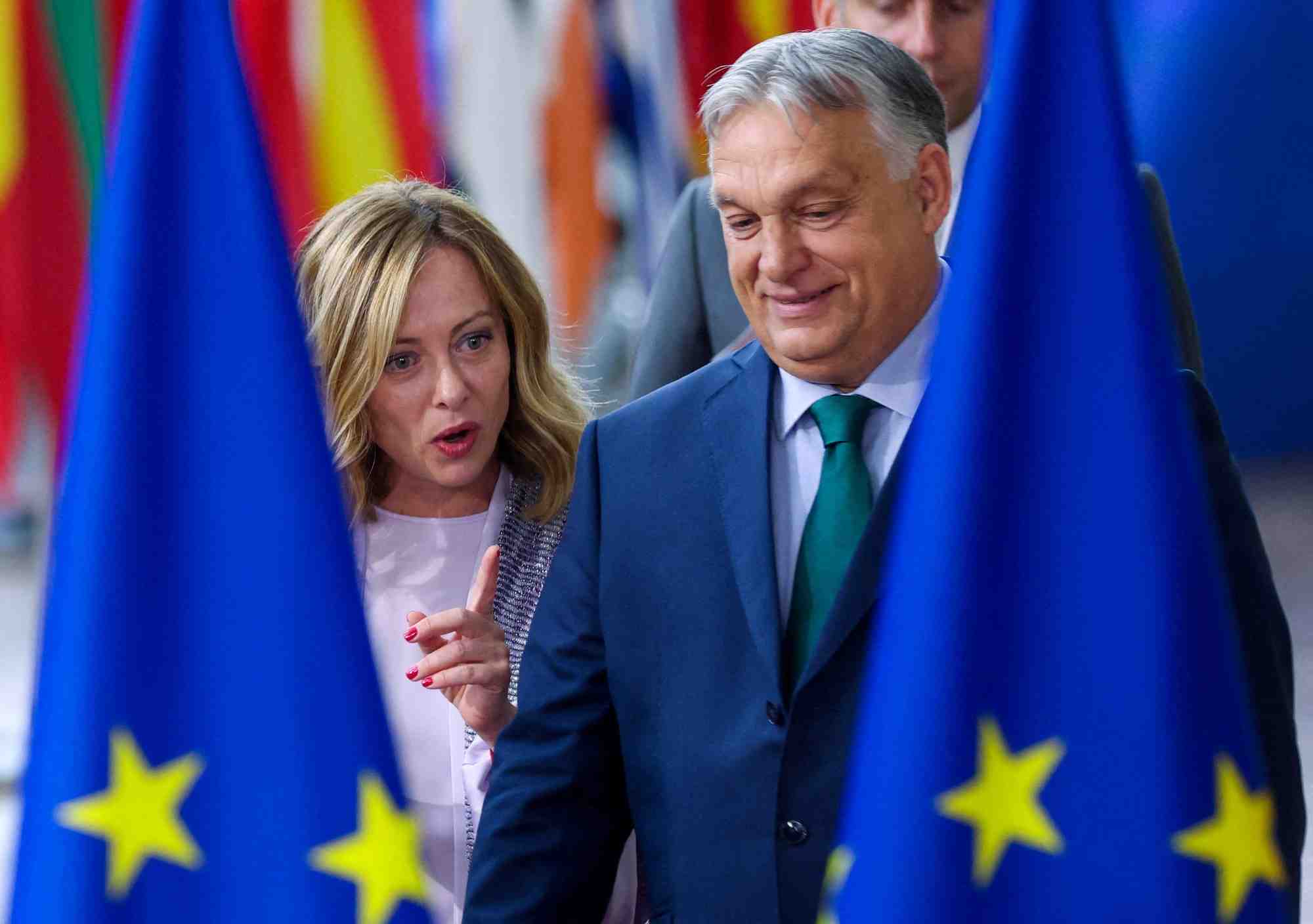 Viktor orban et giorgia meloni assistent au sommet des dirigeants de l'union europeenne a bruxelles