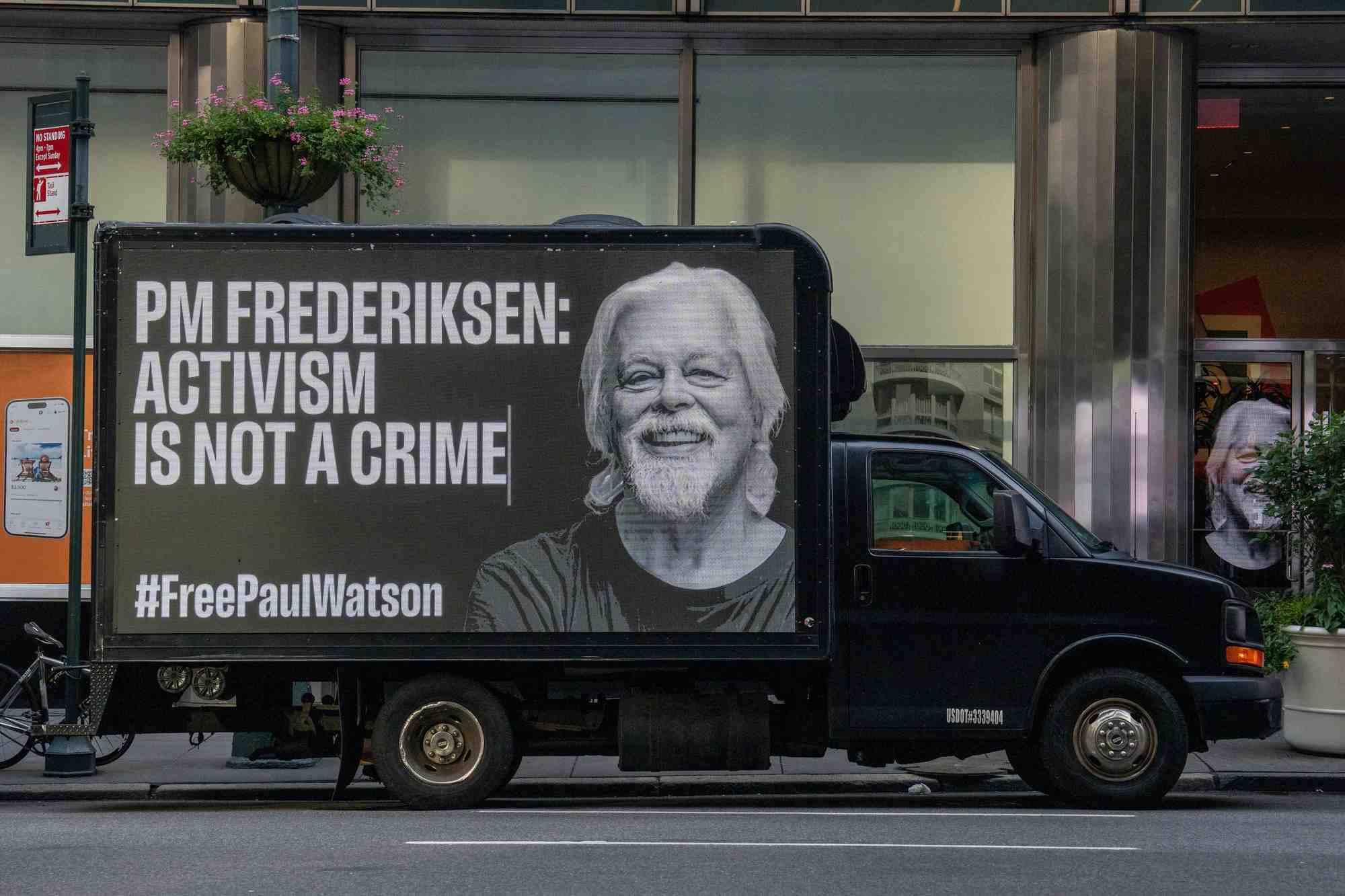 Camions equipes de panneaux numeriques affichant une photo de paul watson