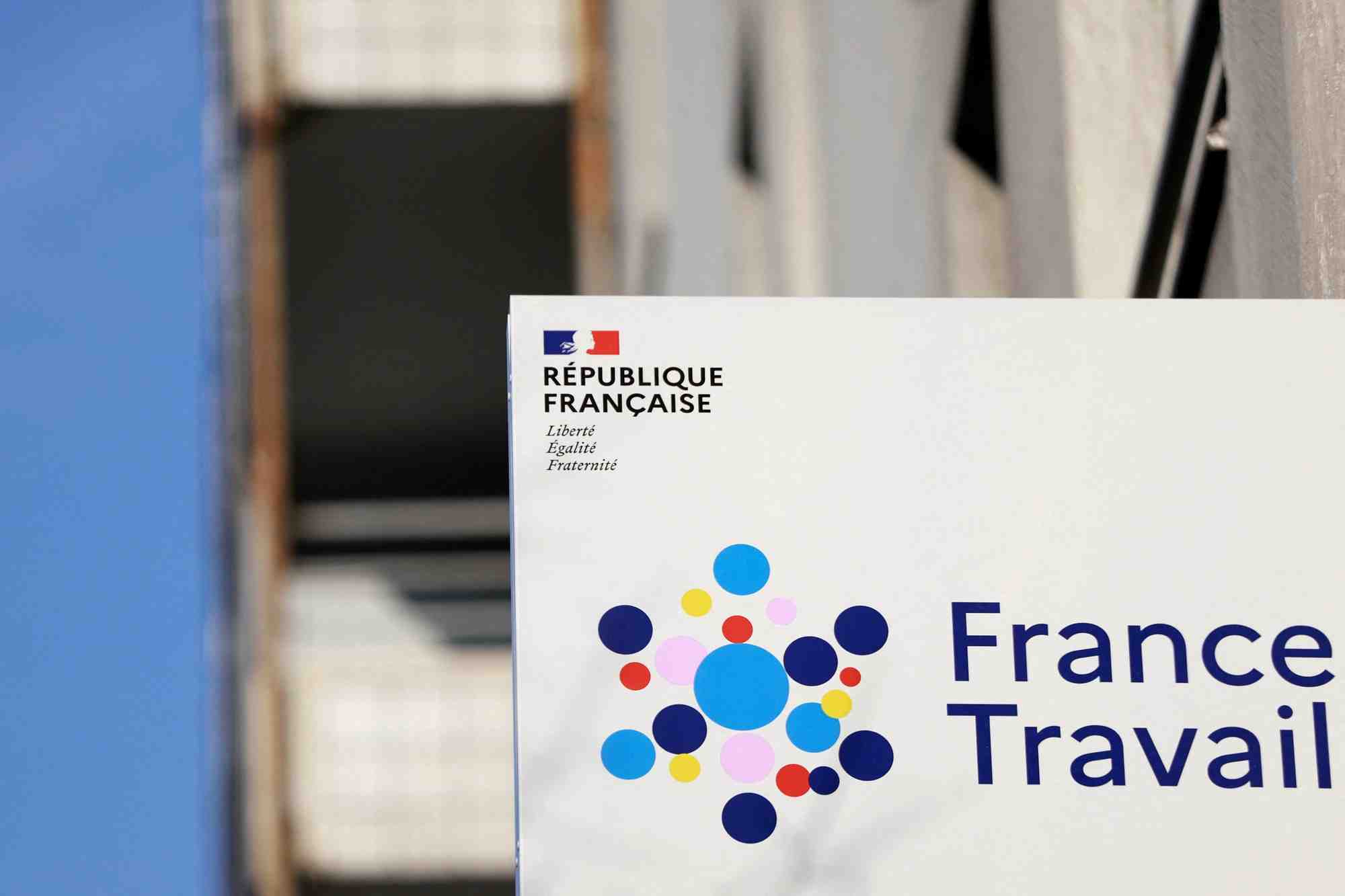 Fondée en avril 2023, Mistral AI a connu une ascension fulgurante jusqu'à représenter le principal espoir européen face aux mastodontes américains en matière d'IA générative.
