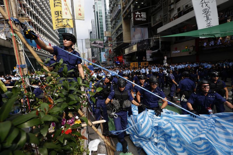 La police évacue un campement de manifestants à Hong Kong