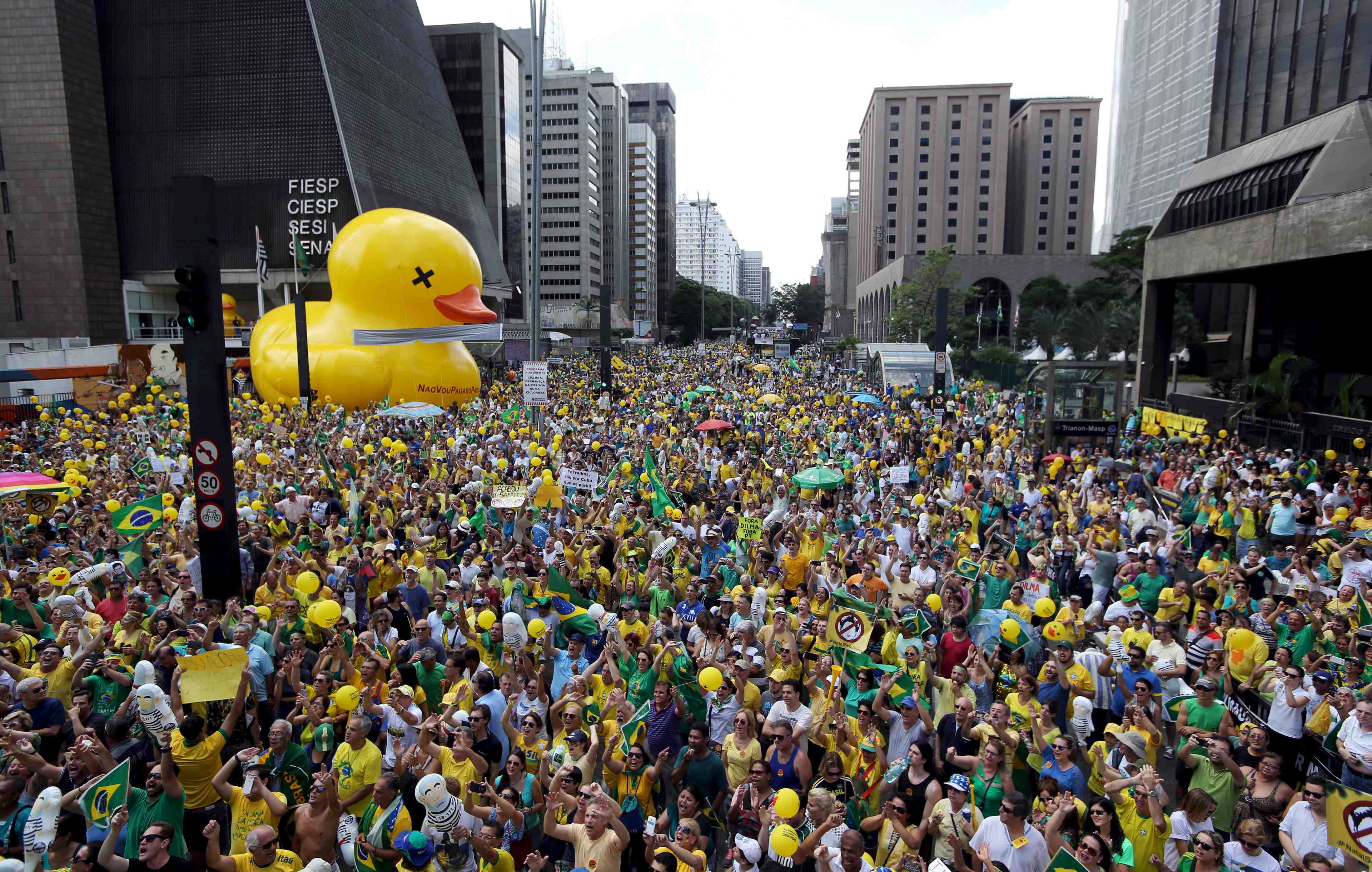 Manifestations contre dilma rousseff au bresil