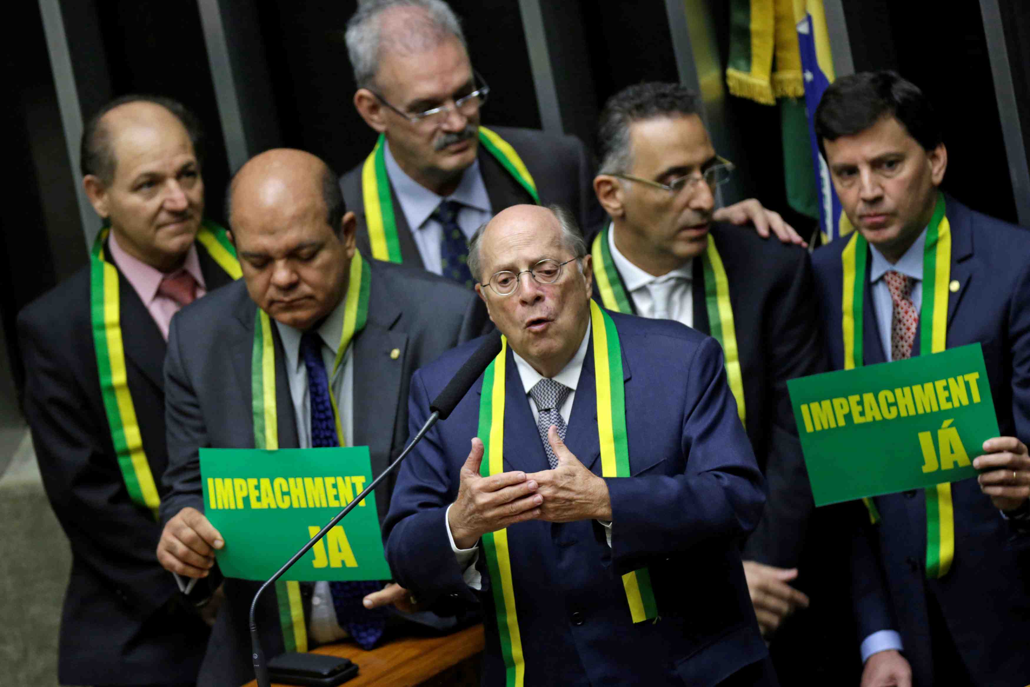 Les deputes bresiliens debattent de la destitution de dilma rousseff
