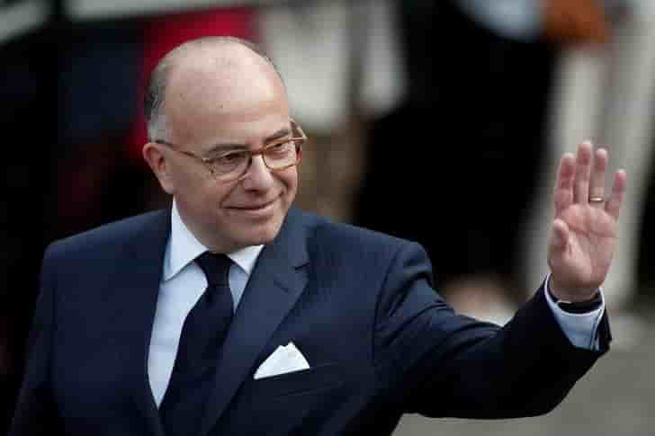 Pour cazeneuve, macron mene une politique "a droite"