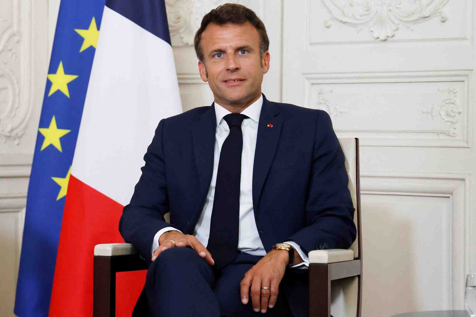 Critique pour ses contacts avec uber, macron "assume a fond"