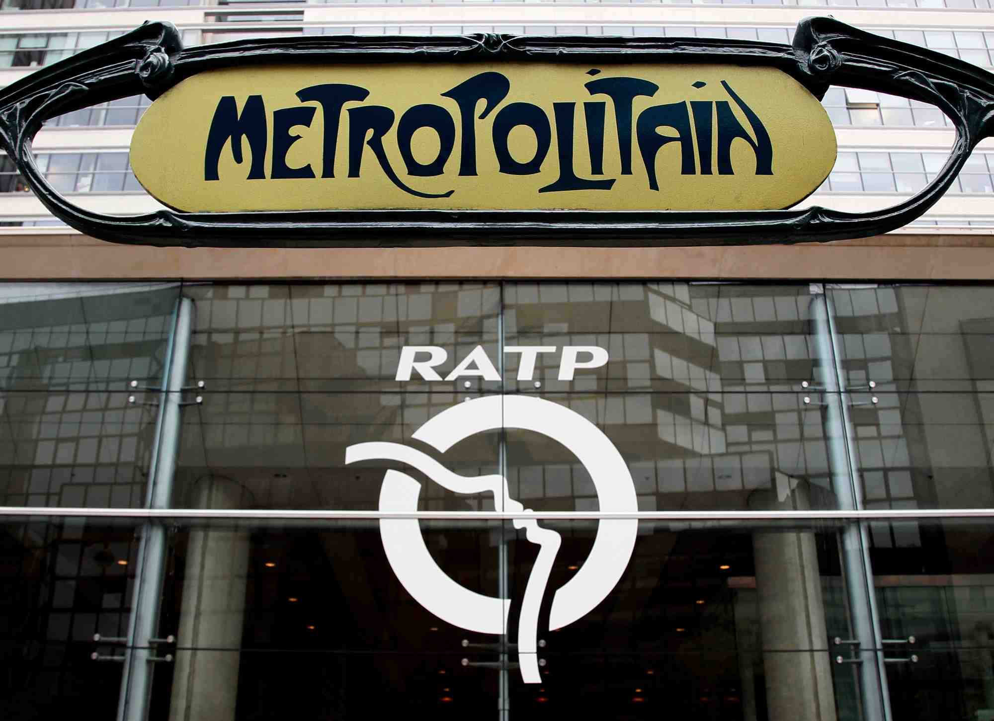 Le logo du systeme de transport ferroviaire urbain de la ratp est visible a l'entree du siege de l'entreprise a paris
