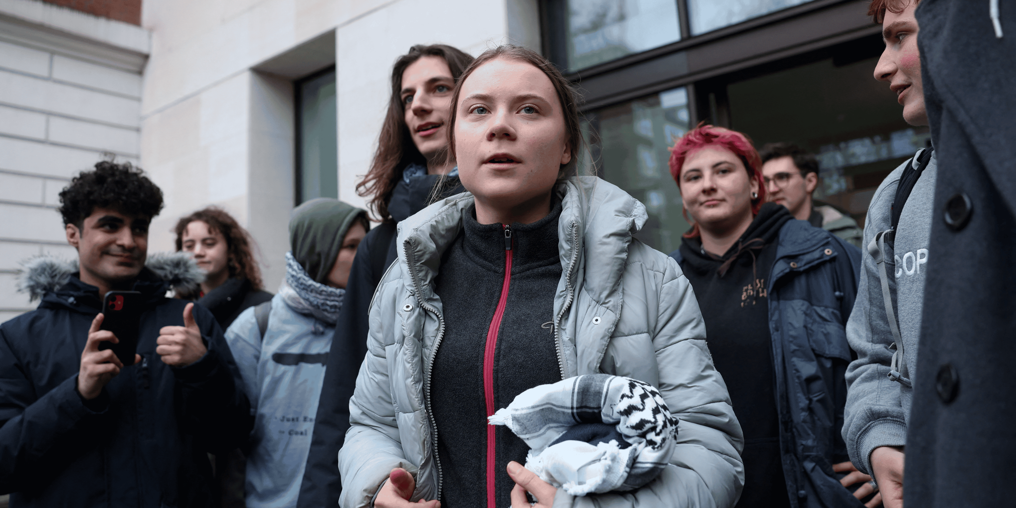 La militante pour le climat greta thunberg devant le tribunal de westminster a londres