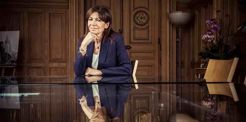 Anne Hidalgo à son bureau à l'hôtel de ville de Paris.