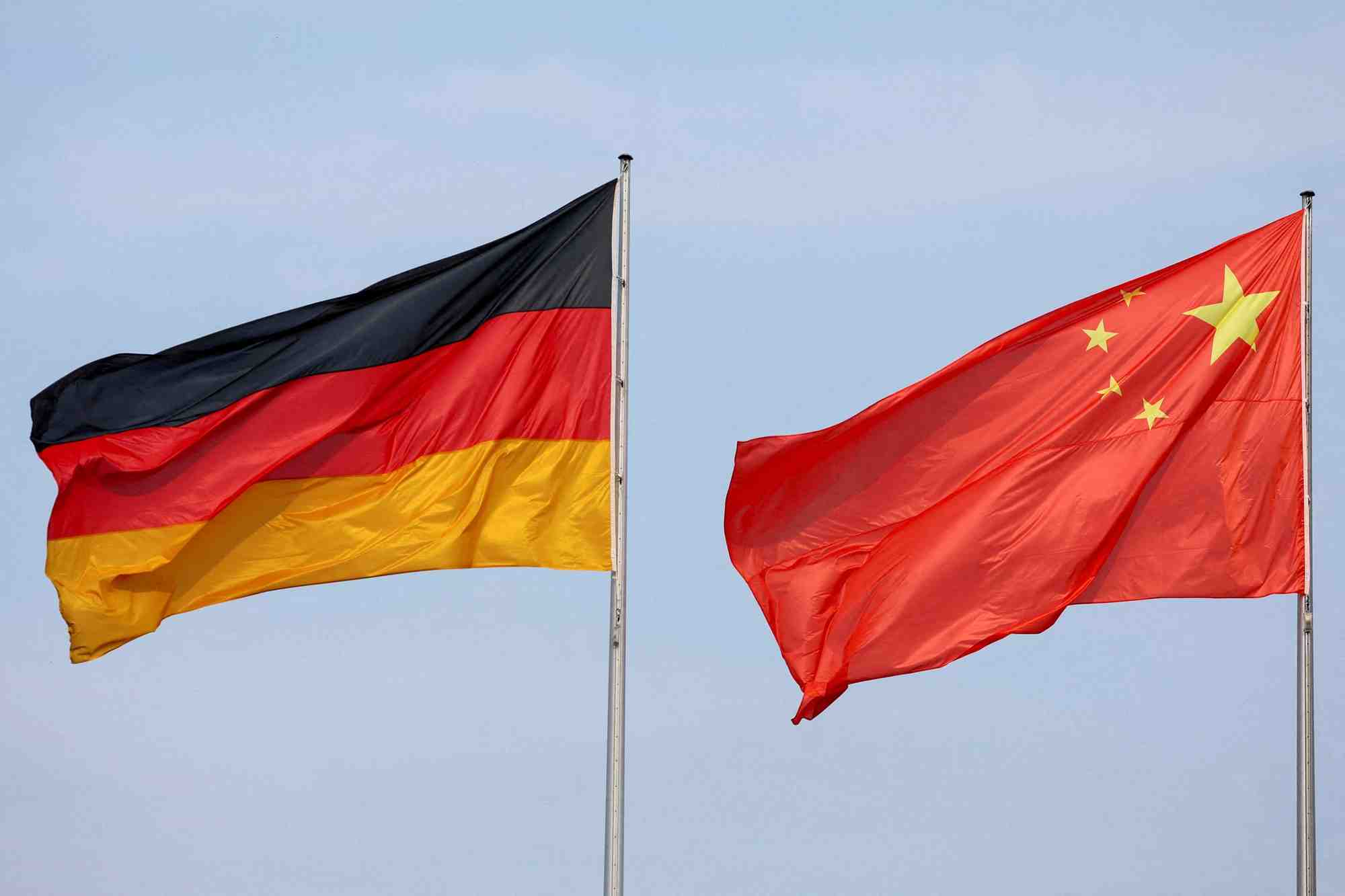 Photo d'archives des drapeaux de l'allemagne et de la chine visibles a berlin