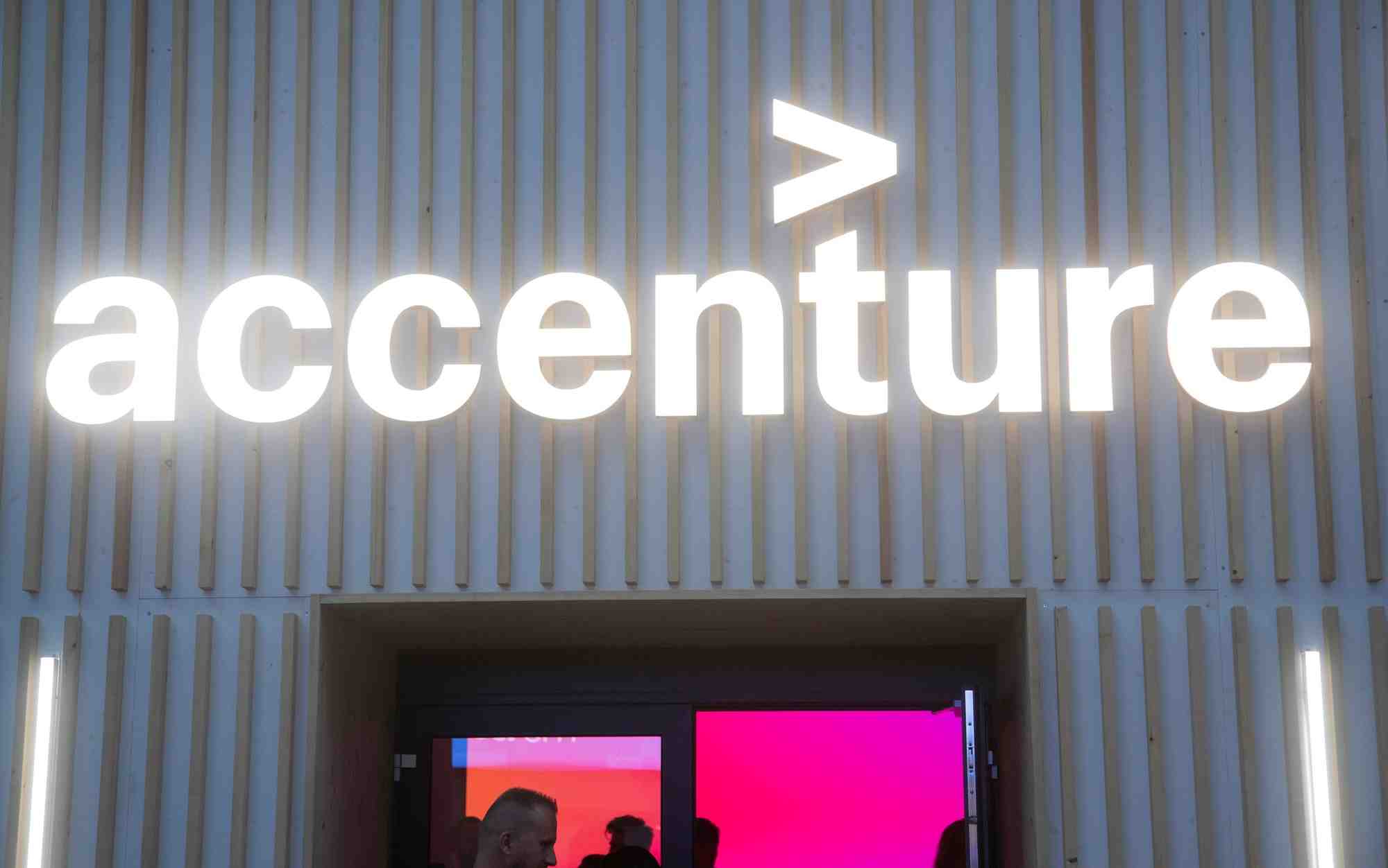 Logo d'accenture au forum economique mondial 2022 (wef) a davos