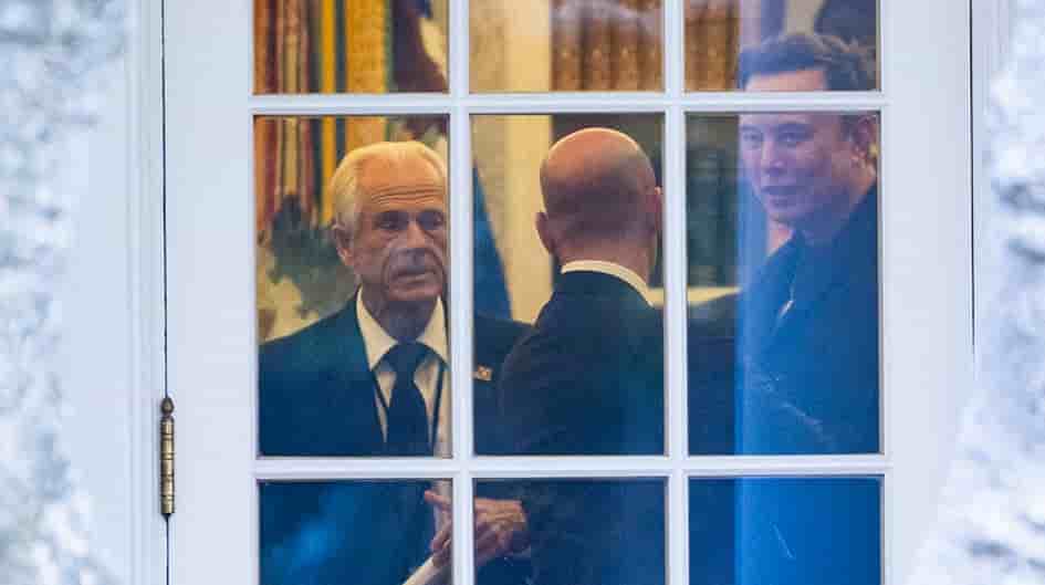 Après l'annonce de l'augmentation des tarifs douaniers par Donald Trump, le Président américain se retrouve en perte de popularité au sein de la Maison Blanche.