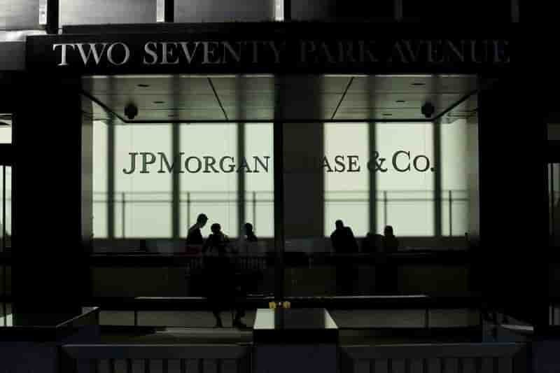 JPMorgan abaisse ses prévisions, supprime des postes