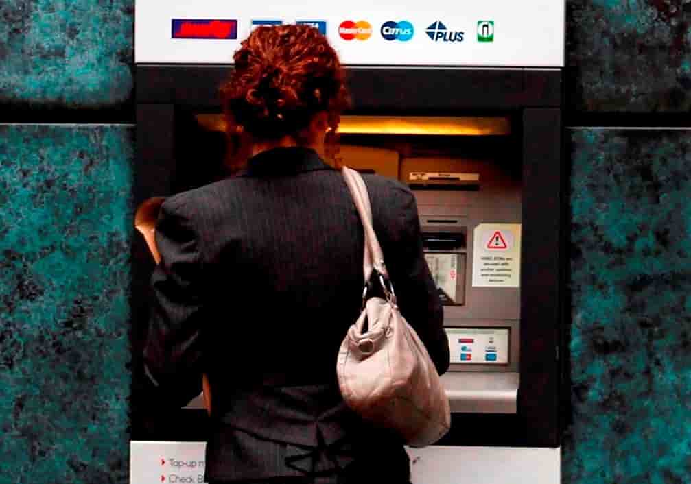 Les banques britanniques ferment des comptes pour reduire les couts