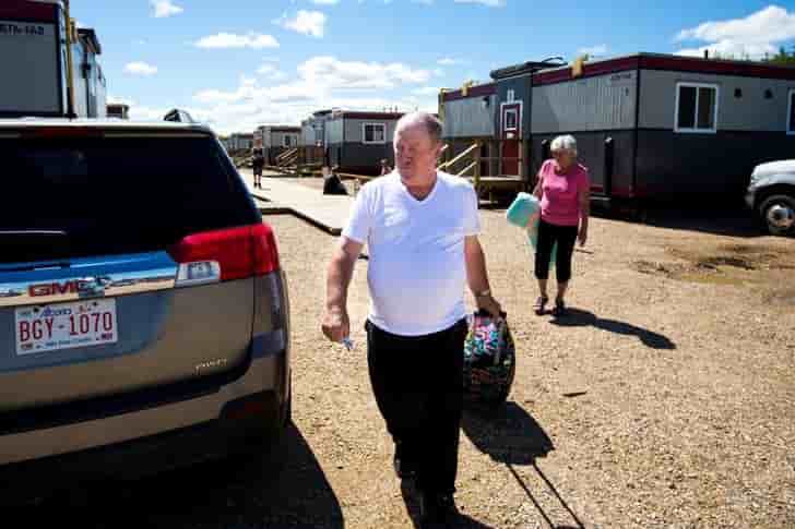 Les canadiens evacues dans l'alberta rentrent chez eux