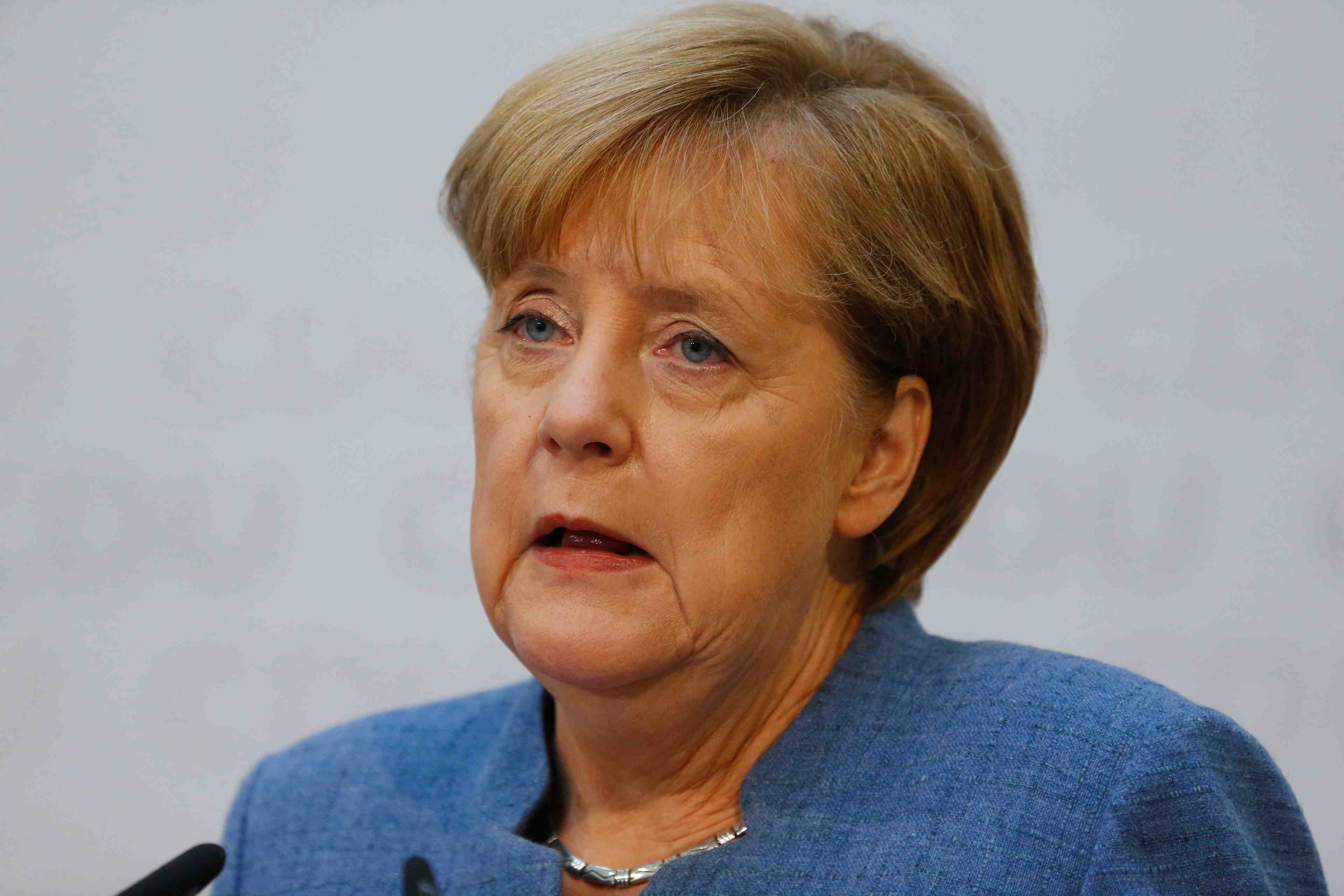 Merkel a parle a rajoy, appuie l'unite de l'espagne