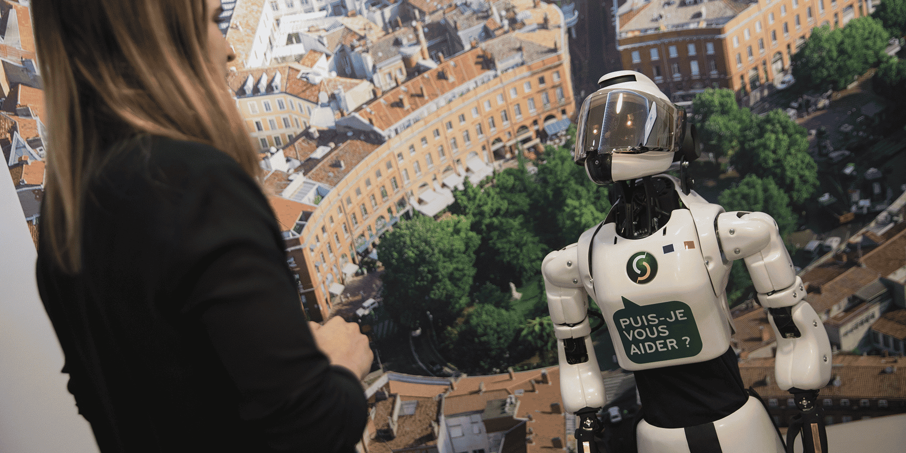 Caly est dotée de la reconnaissance faciale ainsi que la reconnaissance et la synthèse vocales