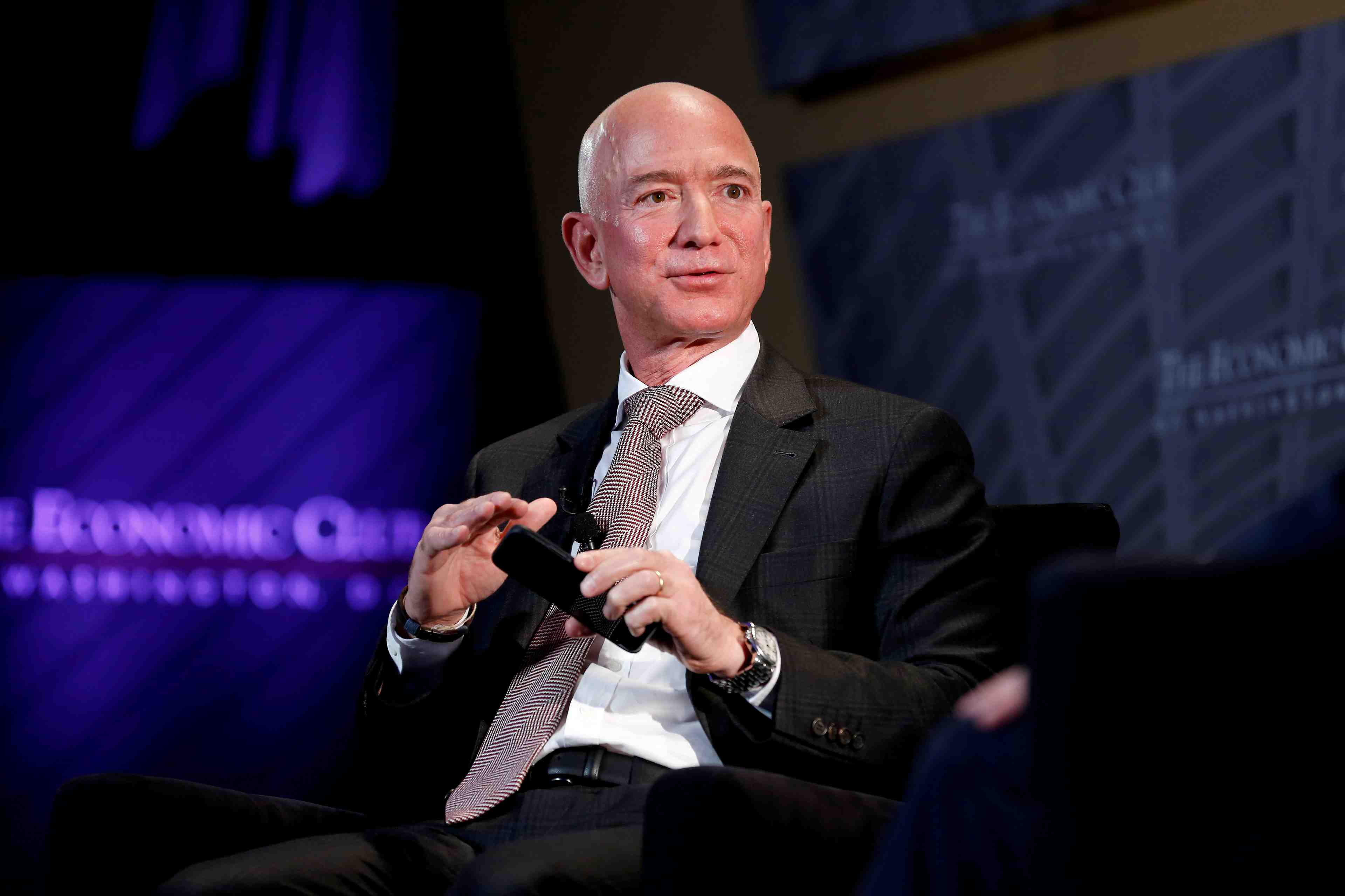 Le pdg d'amazon promet 10 milliards de dollars pour le climat