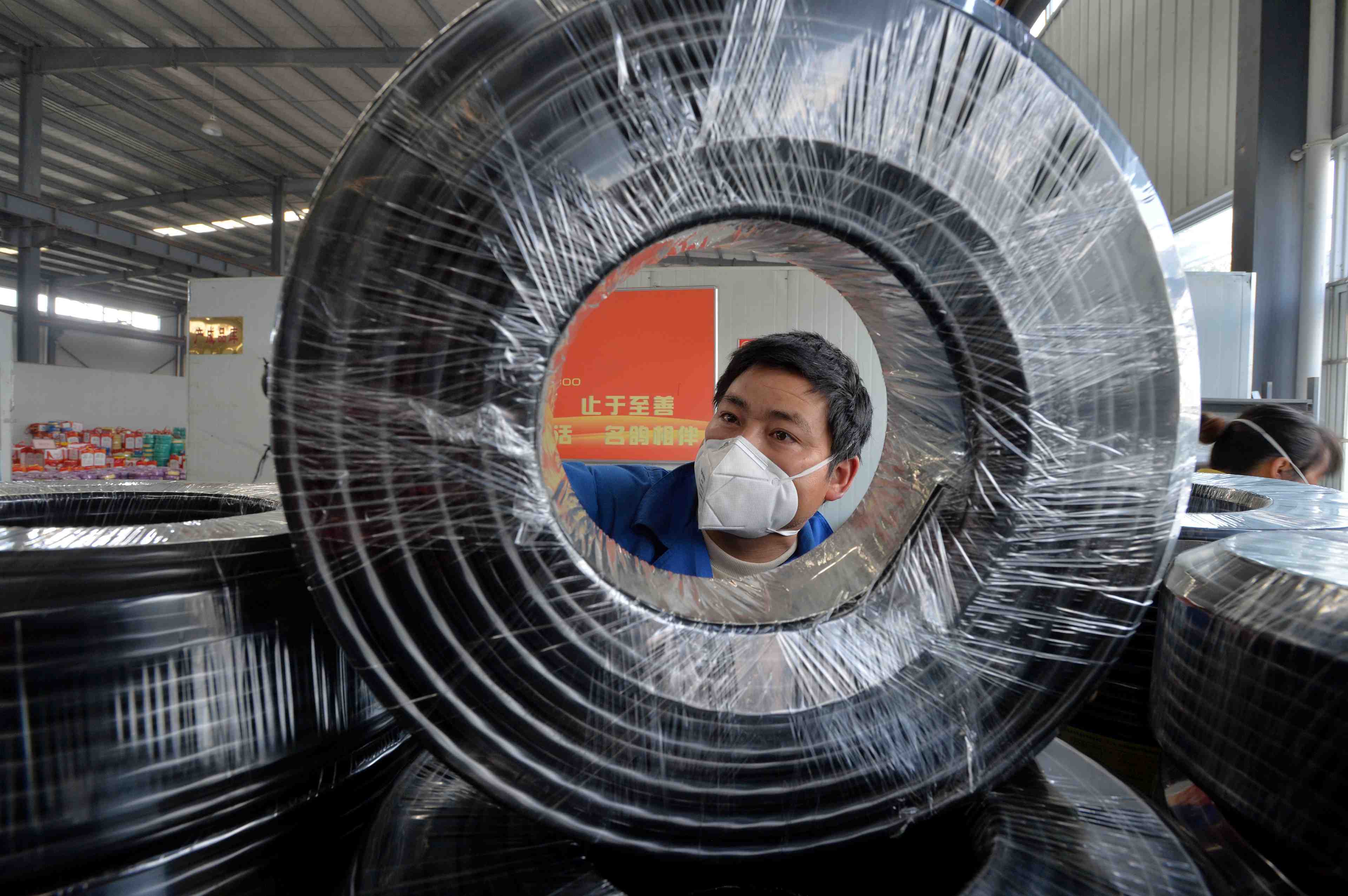 Chine: effondrement des commandes a l'exportation du secteur manufacturier, selon caixin