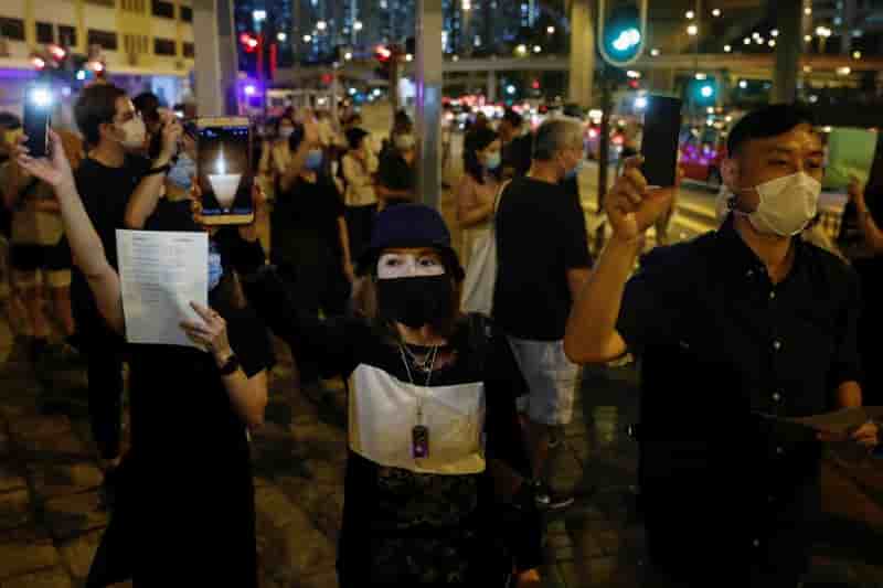 Hong kong: a defaut de veillee, des bougies pour commemorer tiananmen
