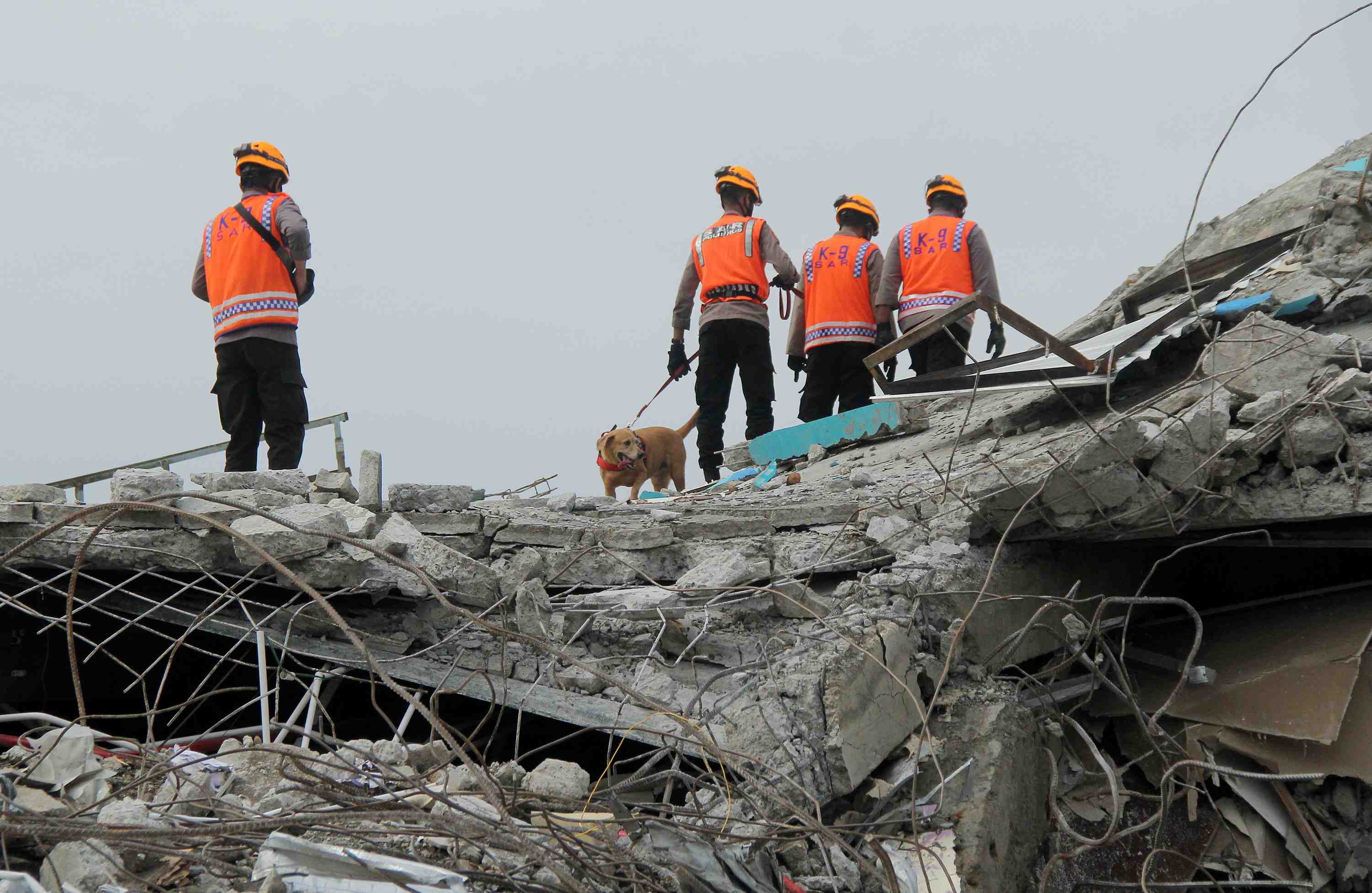Indonesie: le bilan du seisme s'alourdit, des centaines de blesses