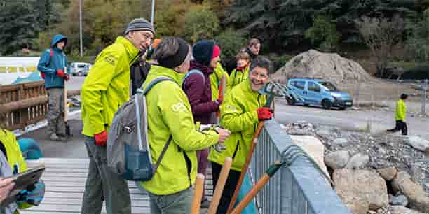 Des bénévoles de l’association "Les Week-Ends Solidaires" revégétalisent les berges de la Roya (Alpes- Maritimes), le 25 novembre.
