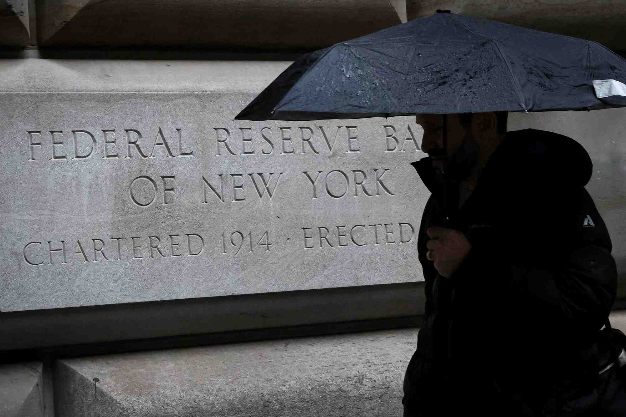 Un homme passe devant le siege de la reserve federale americaine (fed) a new york