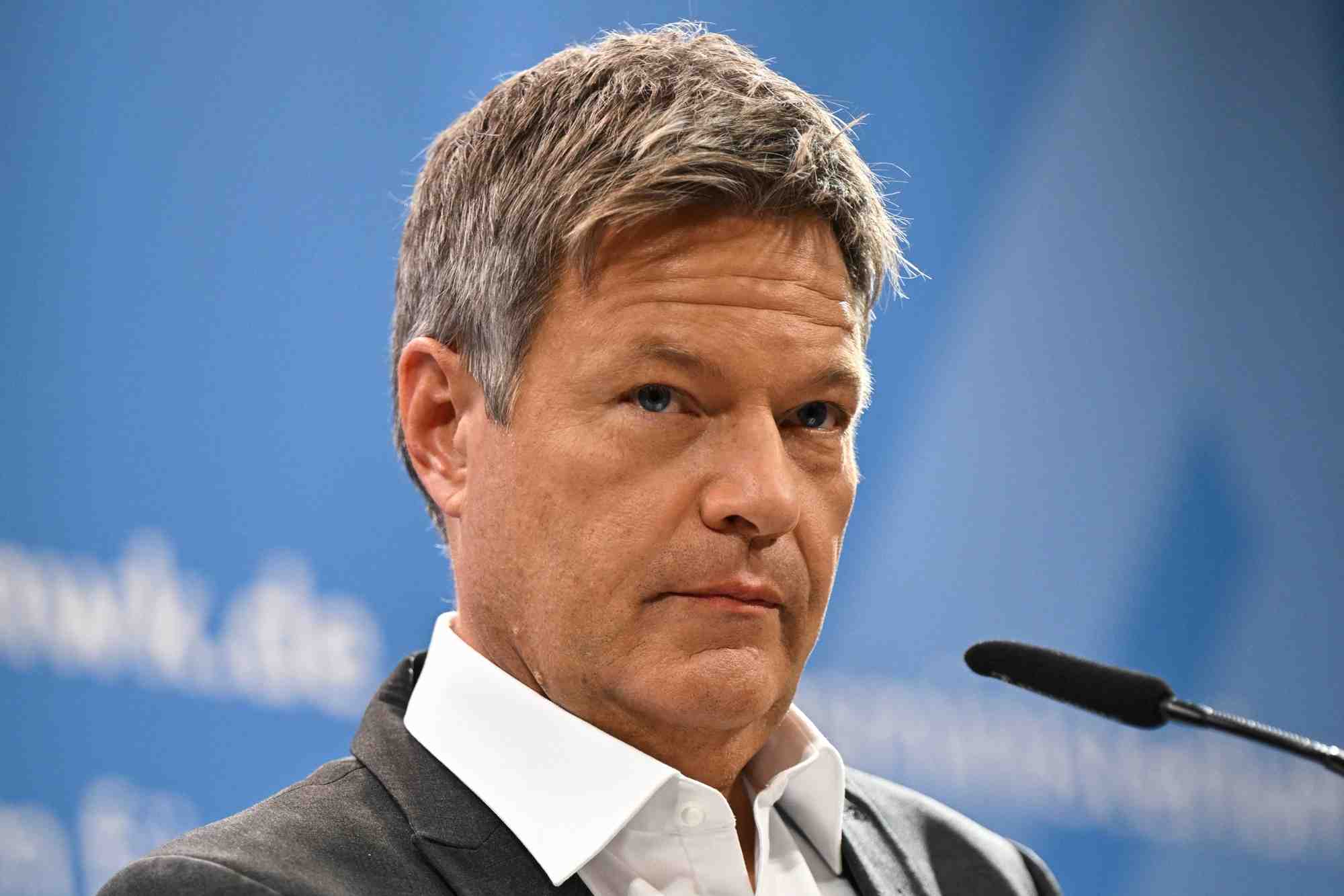 Le ministre allemand de l'economie et du climat, robert habeck, donne une declaration a la presse