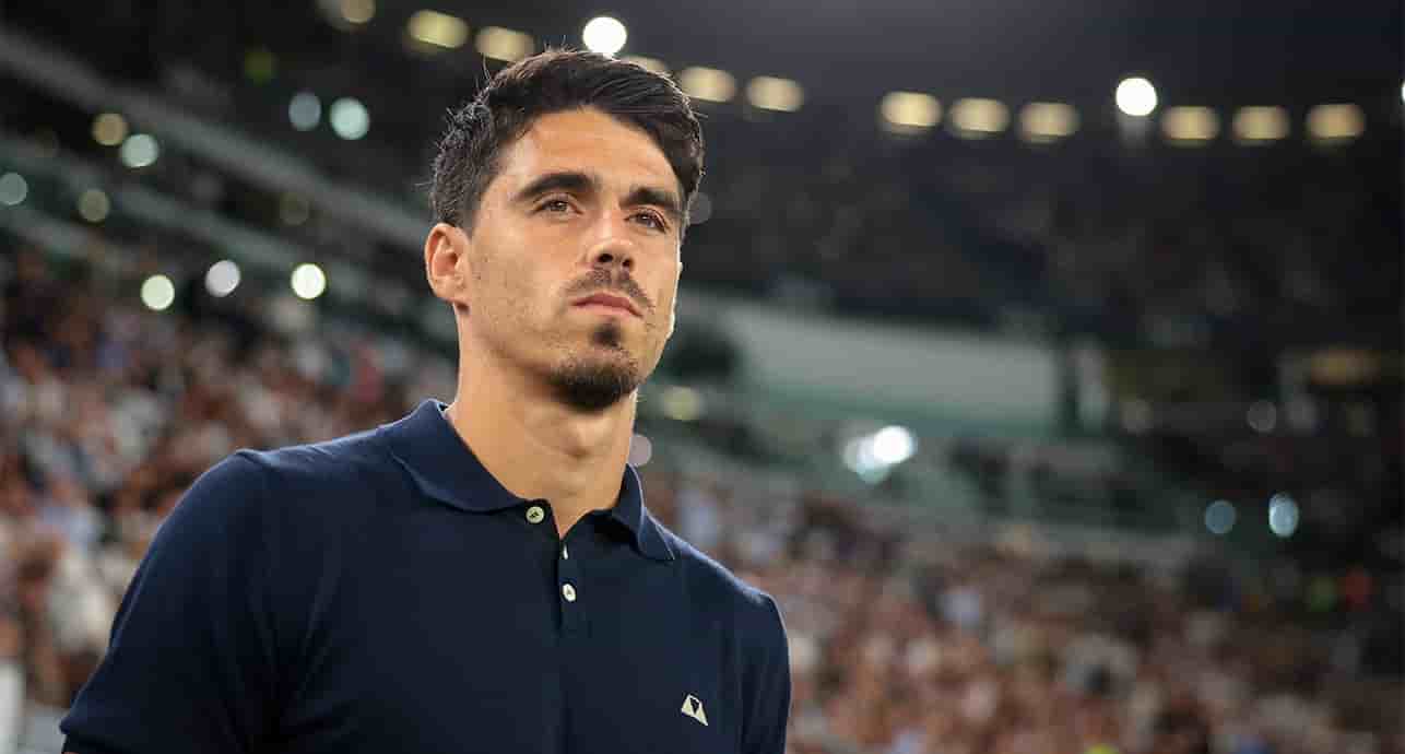Carlos Cuesta, entraîneur du Parme Calcio, avant le coup d'envoi du match de Série A Juventus-Parme au stade Allianz de Turin, le 24 août 2025.