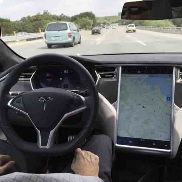 Tesla sous le coup d'une enquete apres un accident mortel en pilotage automatique