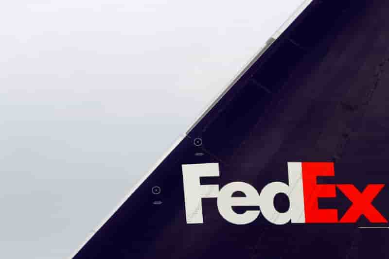 Fedex reduit encore son objectif annuel; l'action recule
