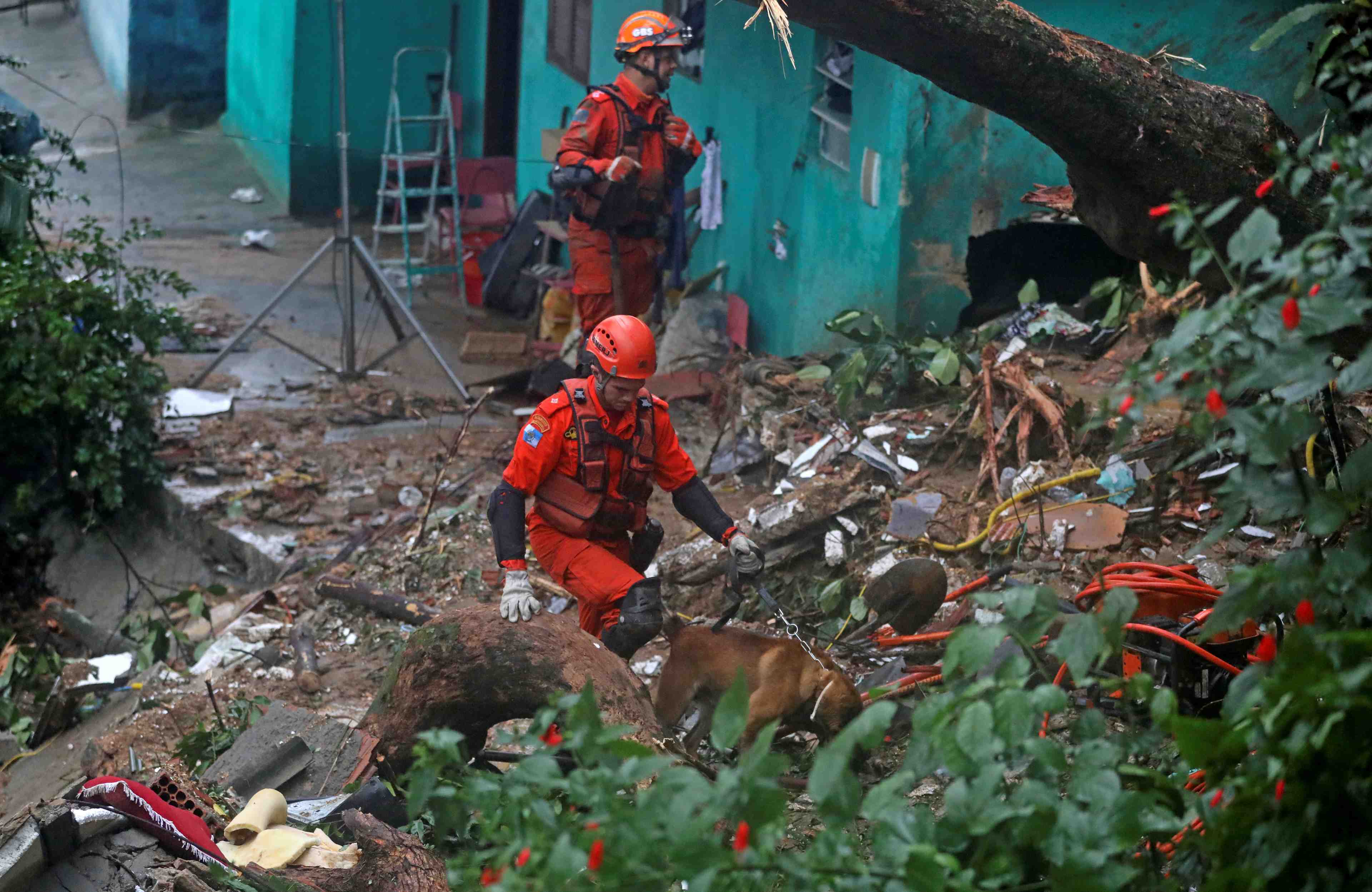 Inondations et glissements de terrain a rio de janeiro, six morts