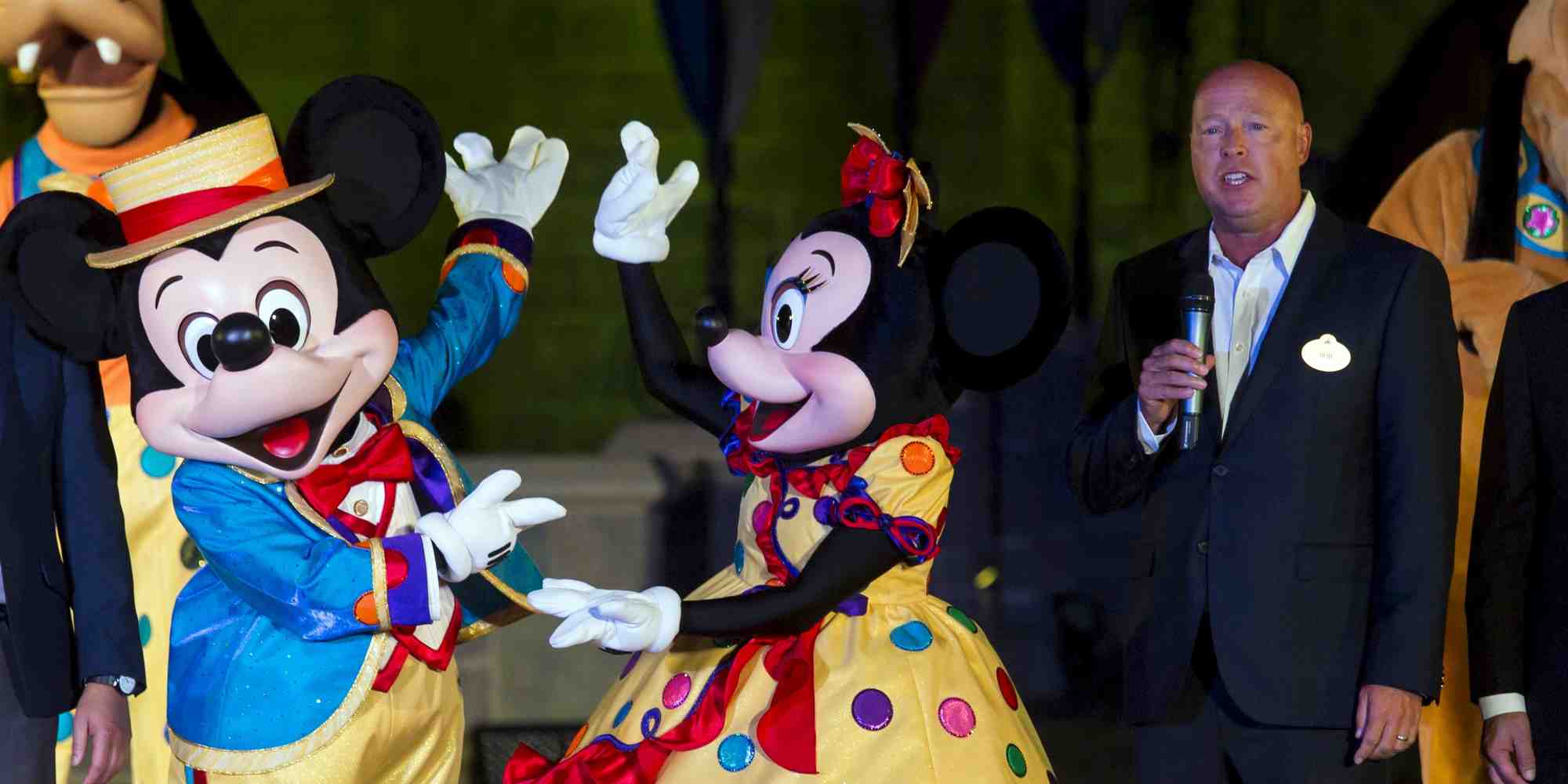 Bob Chapek (à dr.) remplace Bob Iger à la tête de Disney.