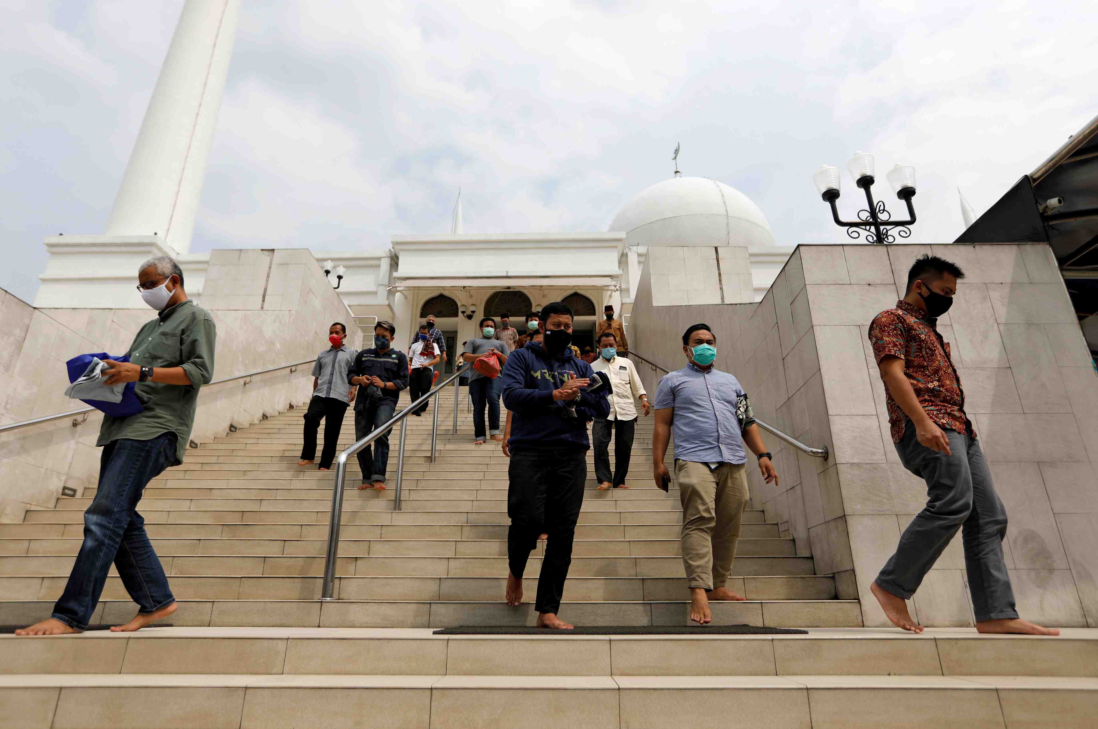 Coronavirus: les mosquees de djakarta rouvrent pour les prieres du vendredi