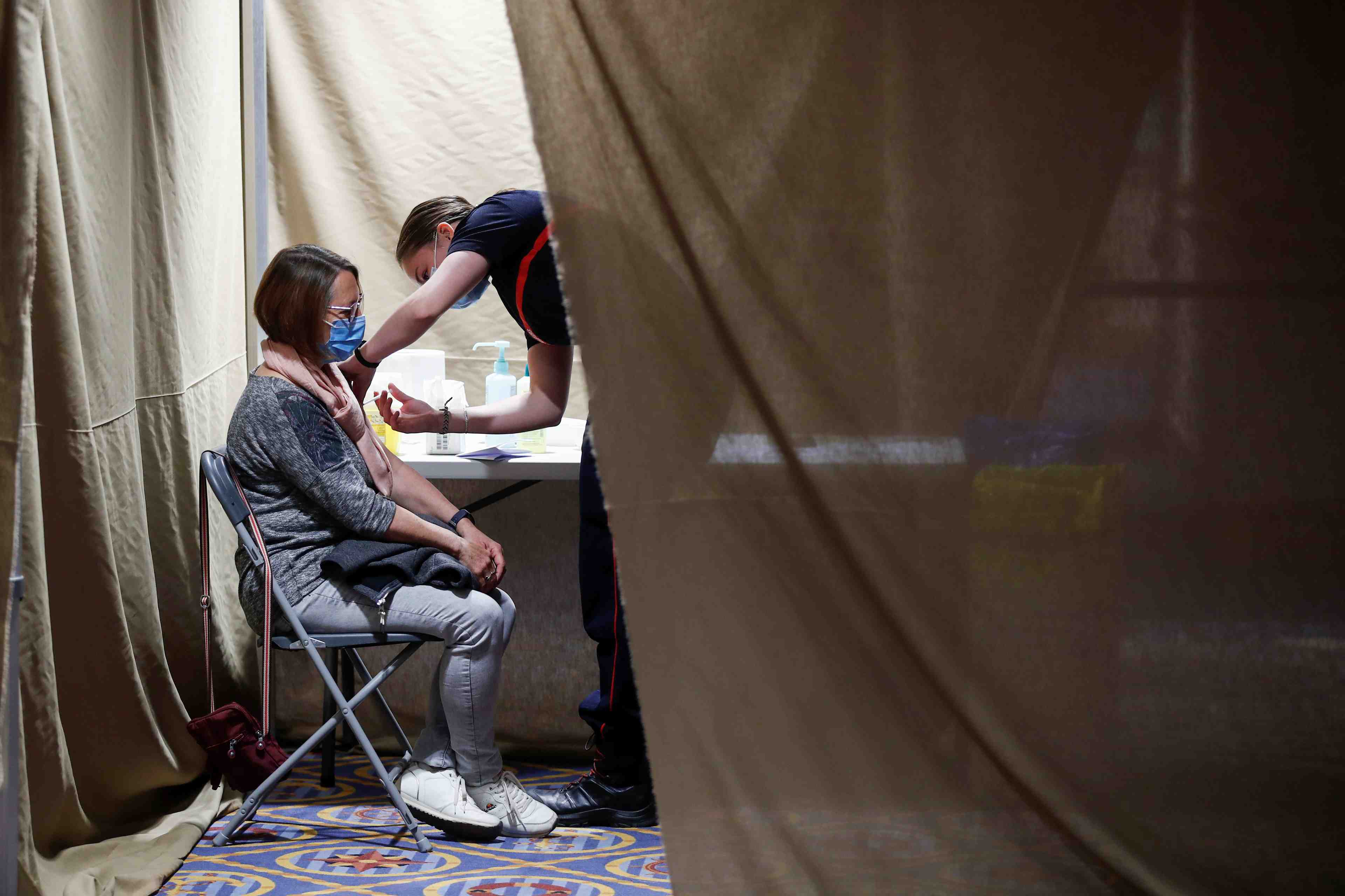 Les objectifs de vaccination seront tenus, dit attal