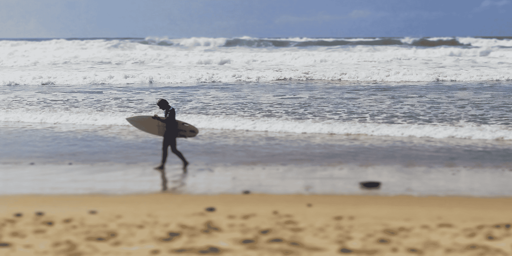Surfeur sur la plage de Lacanau