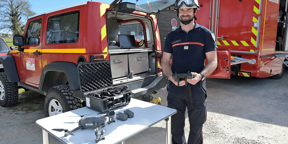 La lutte contre les incendies figure parmi les usages croissants des drones qui sont notamment utilisés par les pompiers aquitains depuis l'été 2023 pour surveiller le massif forestier des Landes de Gascogne.