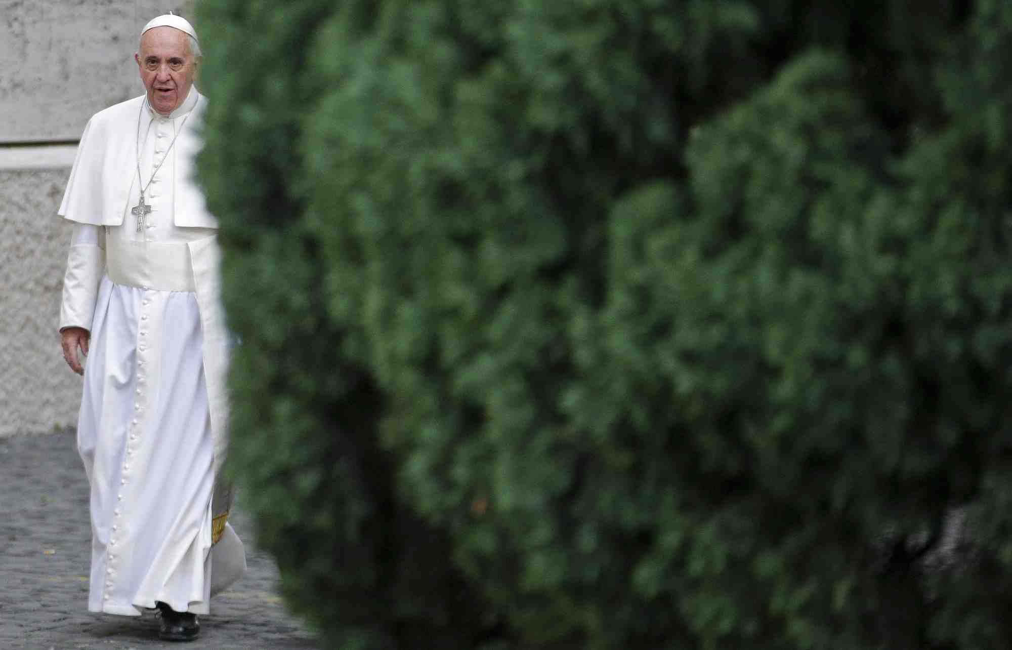 Le pape francois arrive pour diriger le synode sur la famille dans la salle du synode au vatican