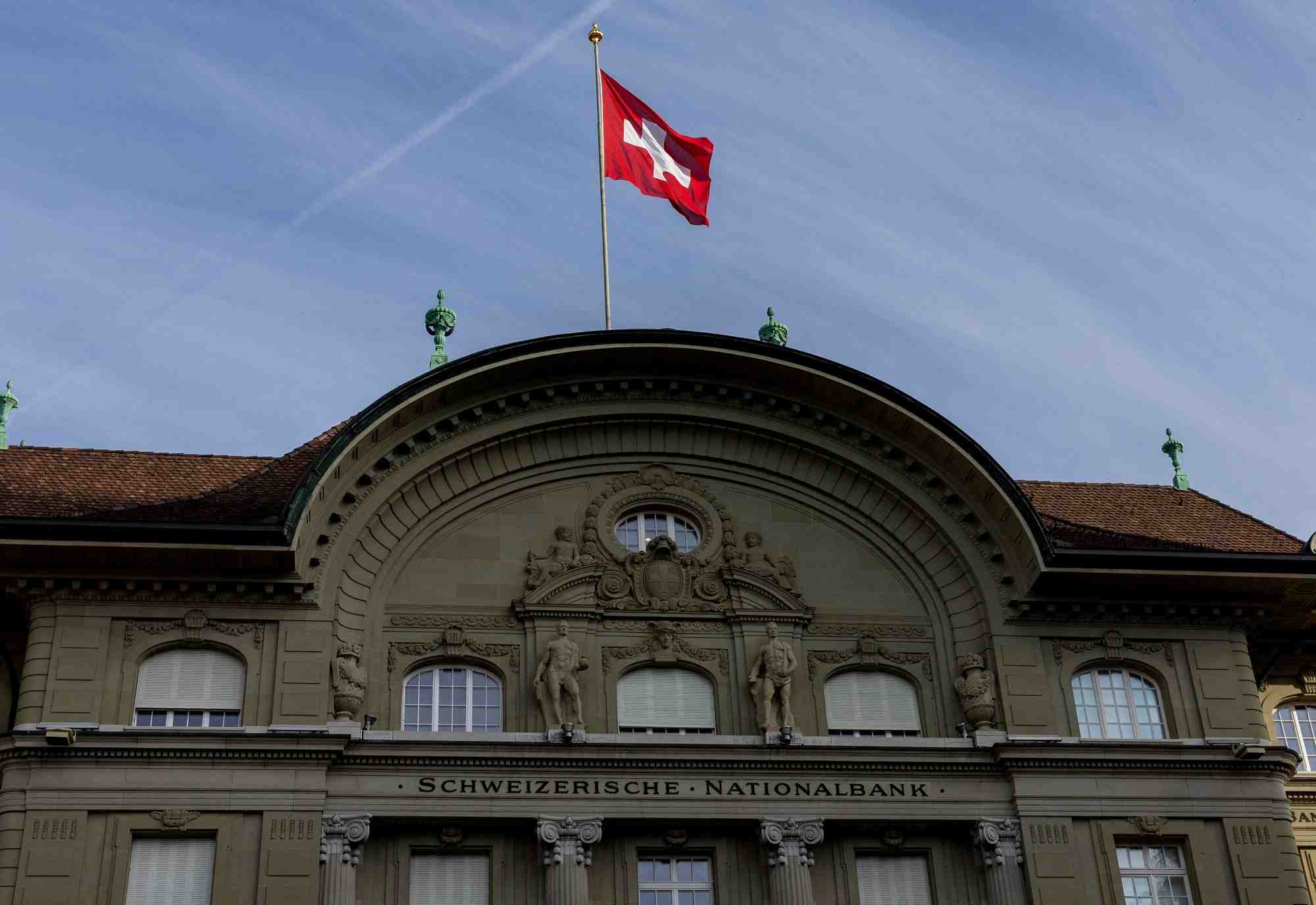 Un drapeau est photographie sur le batiment de la banque nationale suisse (bns) a berne
