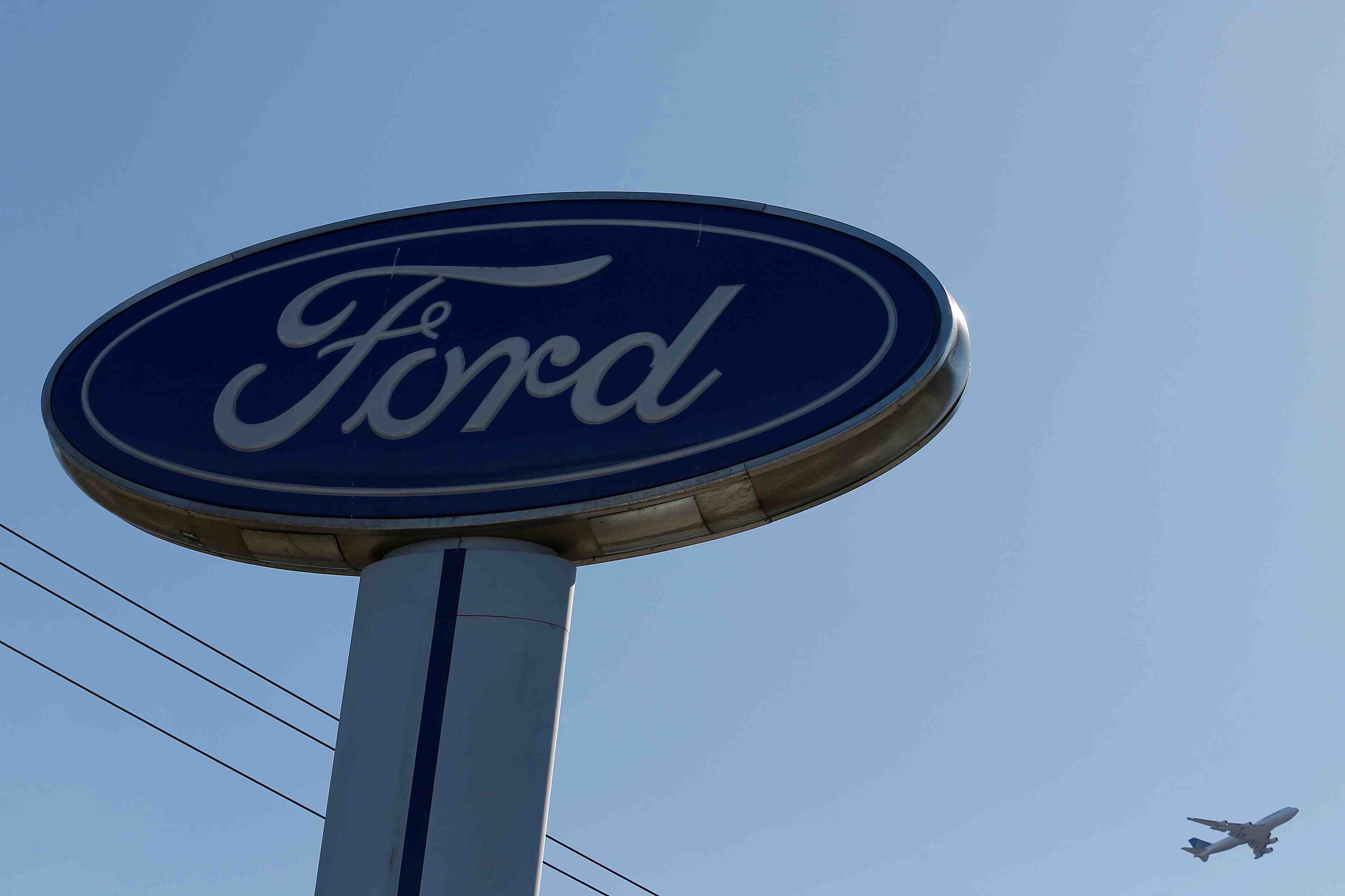 Ford va reduire ses couts, diversifier ses investissements