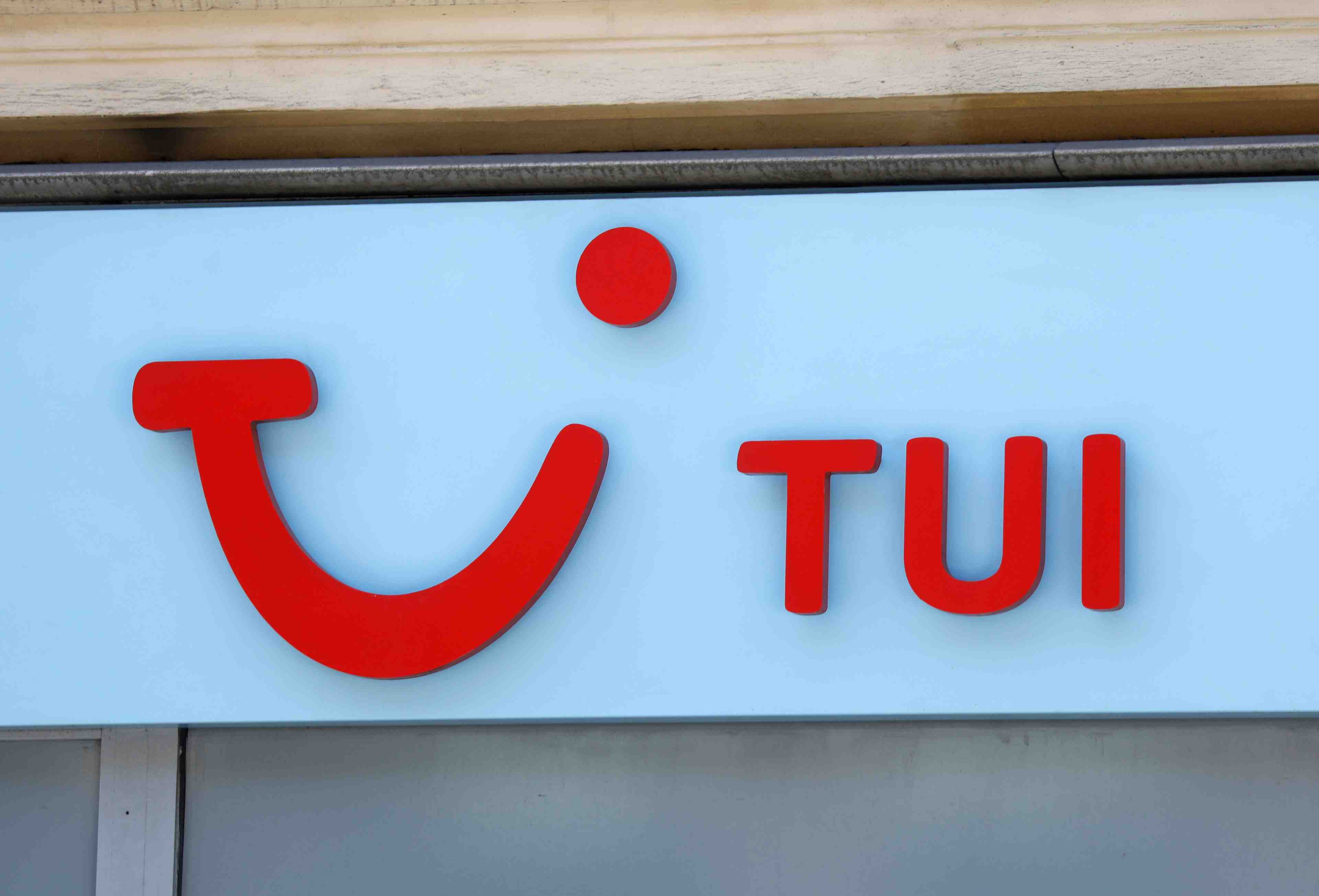 Tui creuse ses pertes au premier trimestre, espere une reprise cet ete