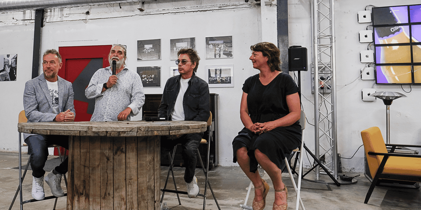 Louis Cacciuttolo (le fondateur de VRrOOm), Pierre Roca (fondateur dirigeant de l'IDEM), le compositeur Jean-Michel Jarre et Agnès Langevine (vice-présidente de la Région Occitanie), lors d'une conférence sur le metavers donnée à l'IDEM en mai 2022.