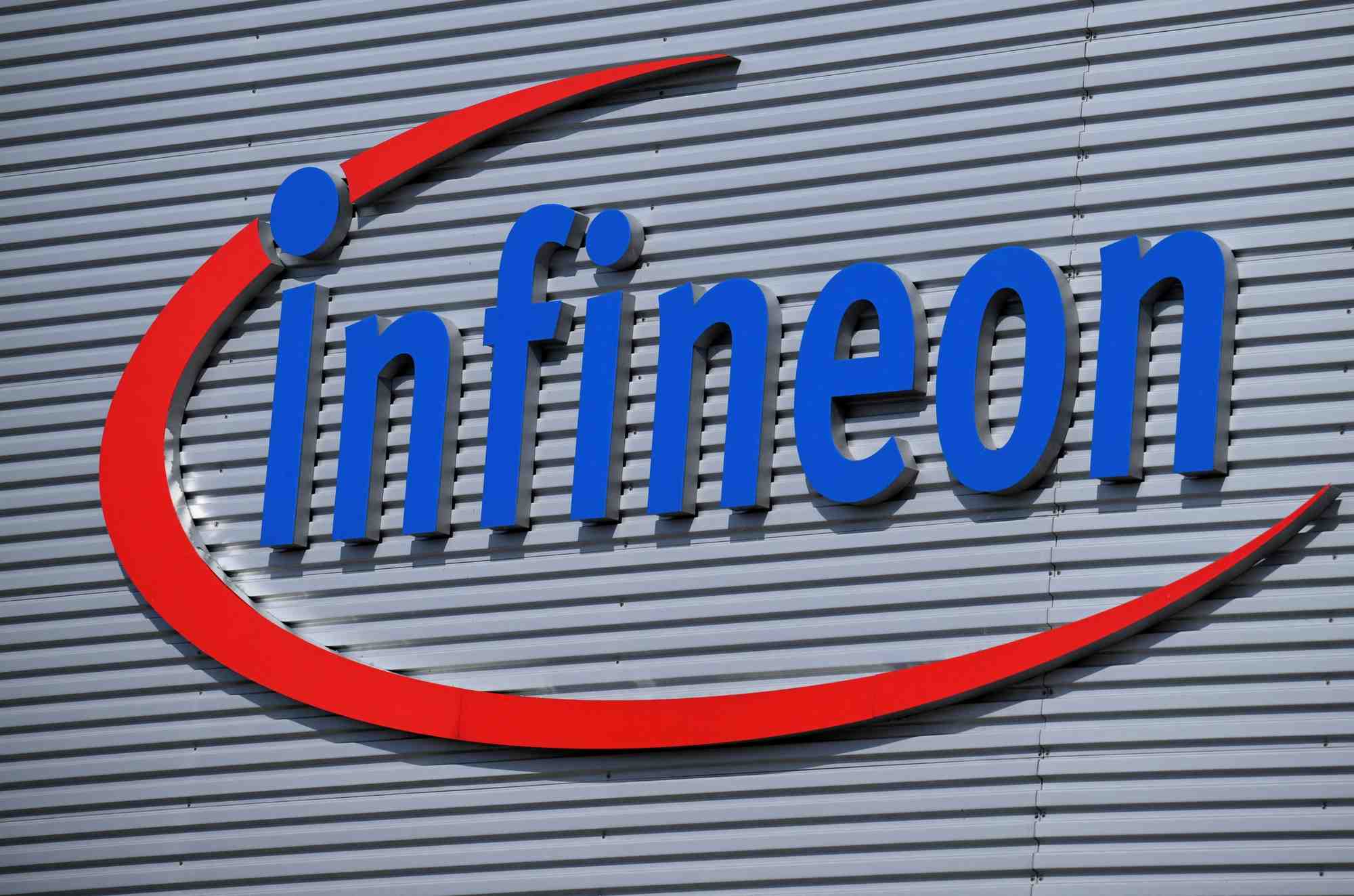 Photo d'archives: le logo d'infineon technologies a dresde