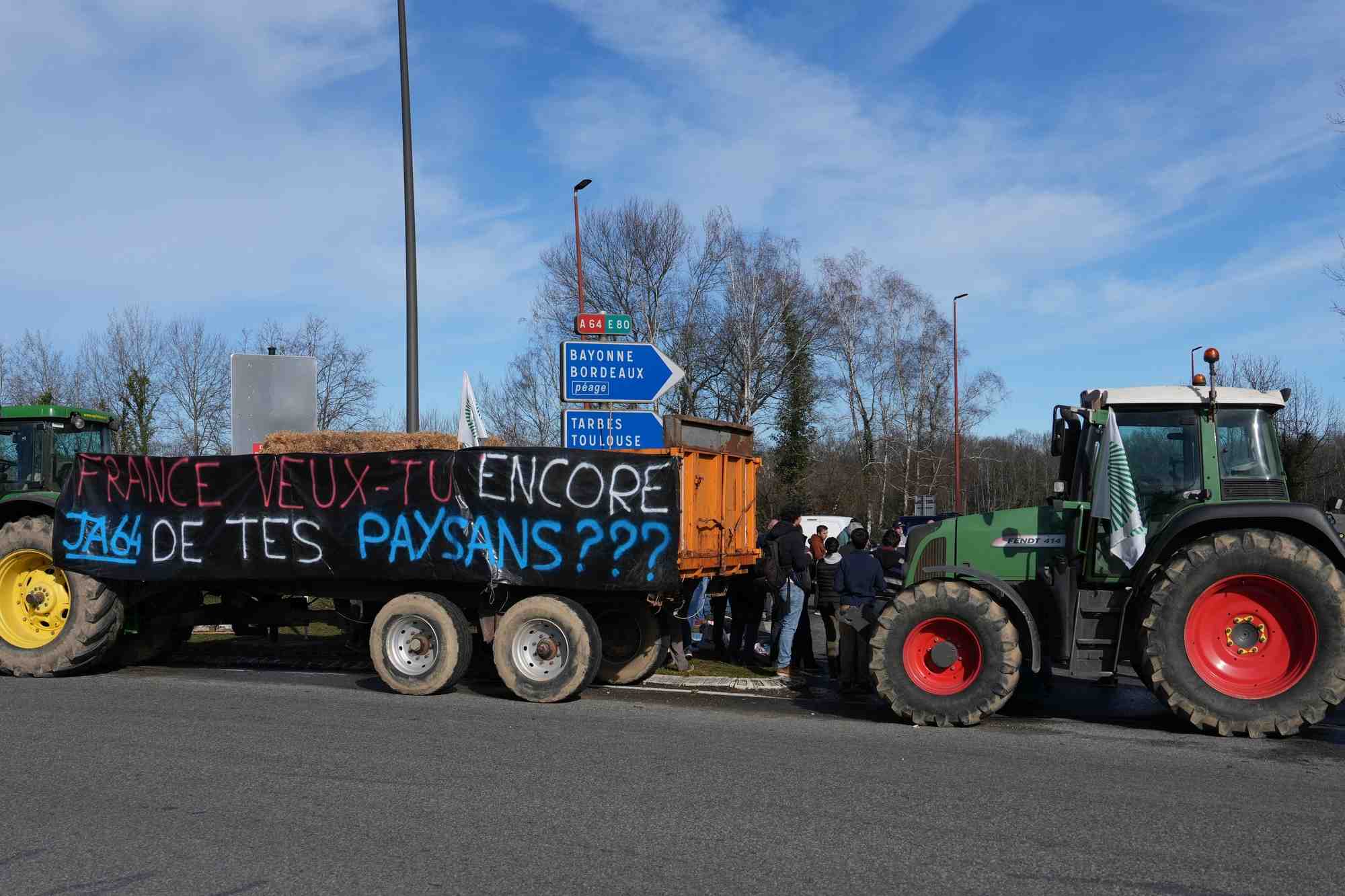 Gabriel Attal a annoncé l'abandon de la hausse de la taxe sur le gazole non routier (GNR), des indemnités gonflées pour les éleveurs touchés par la maladie des bovins MHE et des sanctions lourdes contre trois industriels de l'agro-alimentaire ne respectant pas les lois Egalim sur les prix.