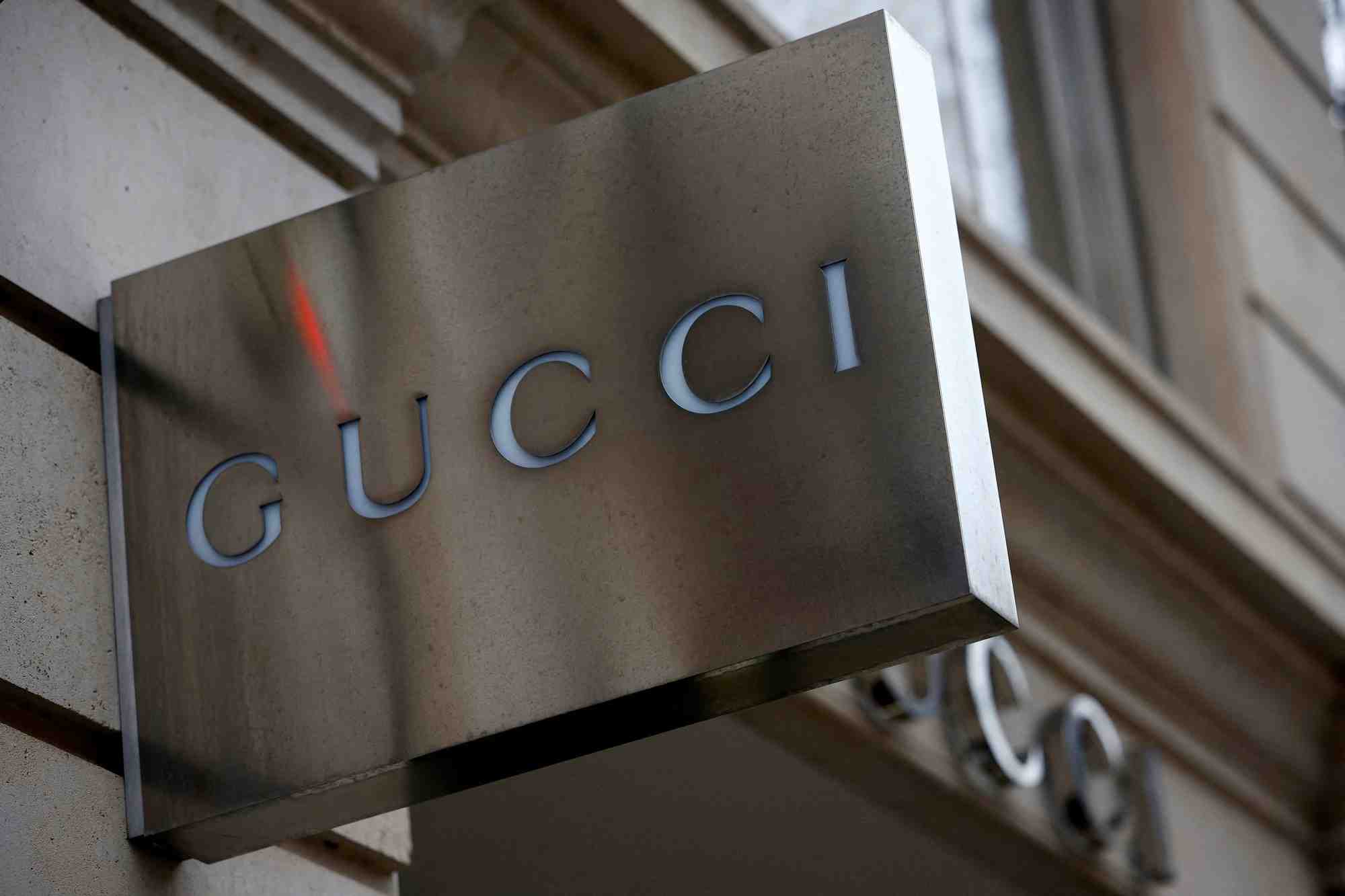 Photo d'archives: une enseigne gucci a l'exterieur d'une boutique a paris