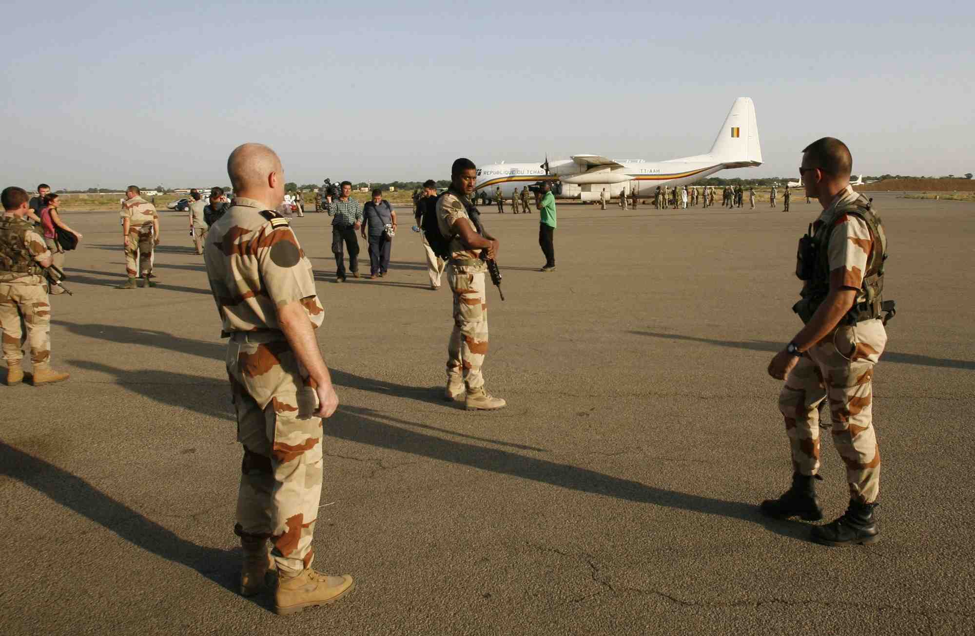 Des soldats francais gardent un avion militaire a l'aeroport militaire de n'djamena