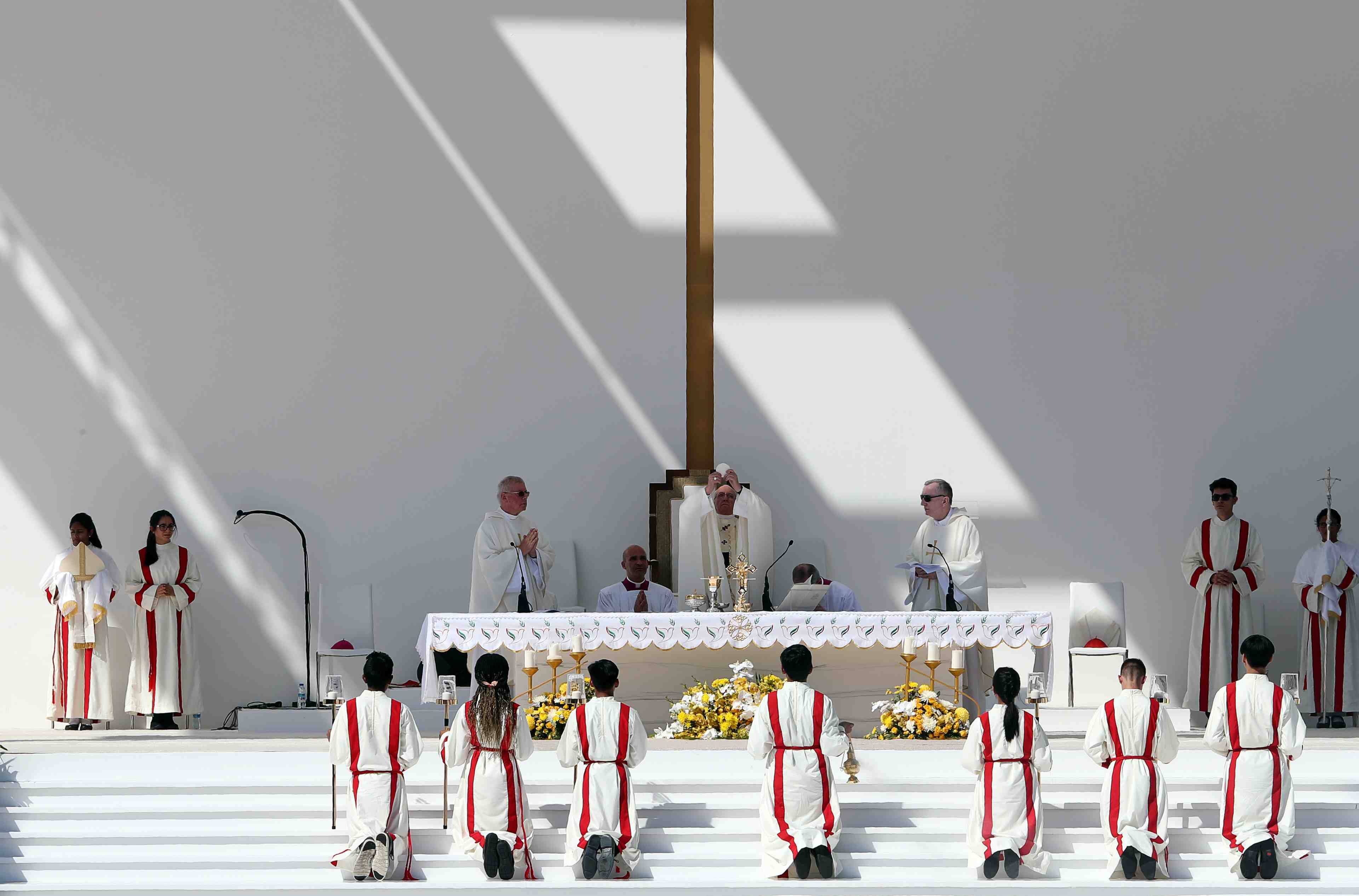 Le pape termine son voyage aux emirats par une messe geante